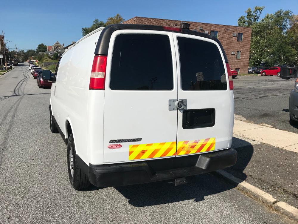 2007 White /Gray Chevrolet Express Cargo Van (1GCGG25U471) with an 6.0L V8 OHV 16V engine, 4-Speed Automatic Overdrive transmission, located at 577 Chester Pike, Prospect Park, PA, 19076, (610) 237-1015, 39.886154, -75.302338 - Photo #5