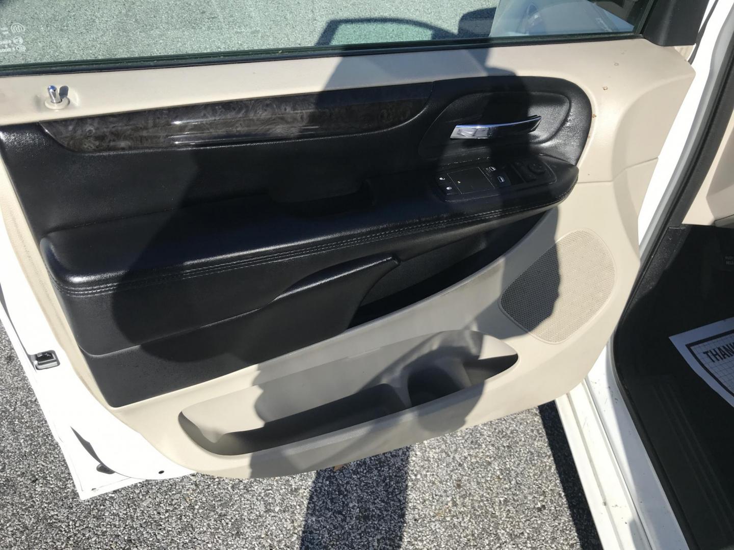 2014 White /Gray Dodge Grand Caravan SE (2C4RDGBG6ER) with an 3.6L V6 DOHC 24V engine, 6-Speed Automatic transmission, located at 577 Chester Pike, Prospect Park, PA, 19076, (610) 237-1015, 39.886154, -75.302338 - 14 Dodge Grand Caravan: Stow N' Go seating, 7 passengers, SUPER clean, new PA inspection, great for families, runs EXCELLENT! - Photo#6