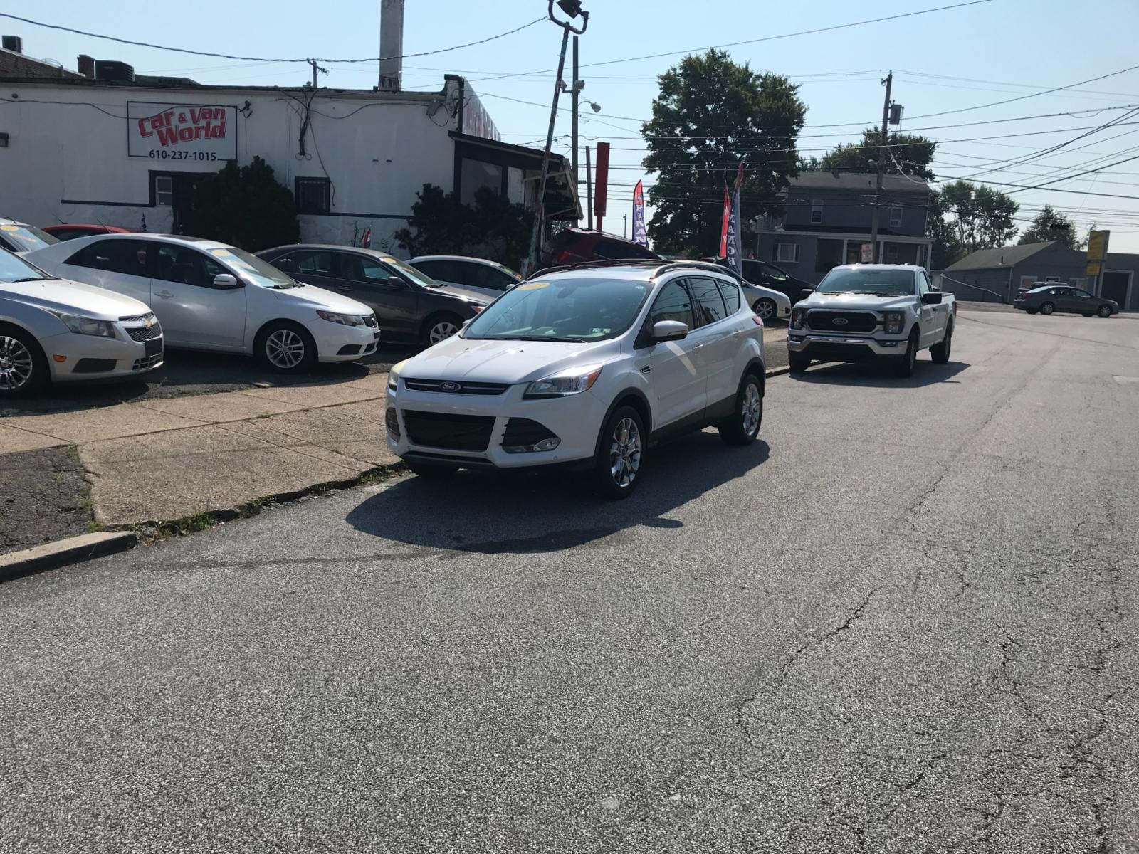 2013 White /Tan Ford Escape SEL 4WD (1FMCU9H92DU) with an 2.0L L4 DOHC 16V engine, 6-Speed Automatic transmission, located at 577 Chester Pike, Prospect Park, PA, 19076, (610) 237-1015, 39.886154, -75.302338 - 13 Ford Escape SEL: 4x4, sunroof, nice radio w/ bluetooth, dual exhaust, trailer hitch, looks and runs LIKE NEW! This vehicle comes inspected and has been given a bumper to bumper safety check. It is very clean, reliable, and well maintained. We offer a unique pay plan that is known for being the - Photo #1