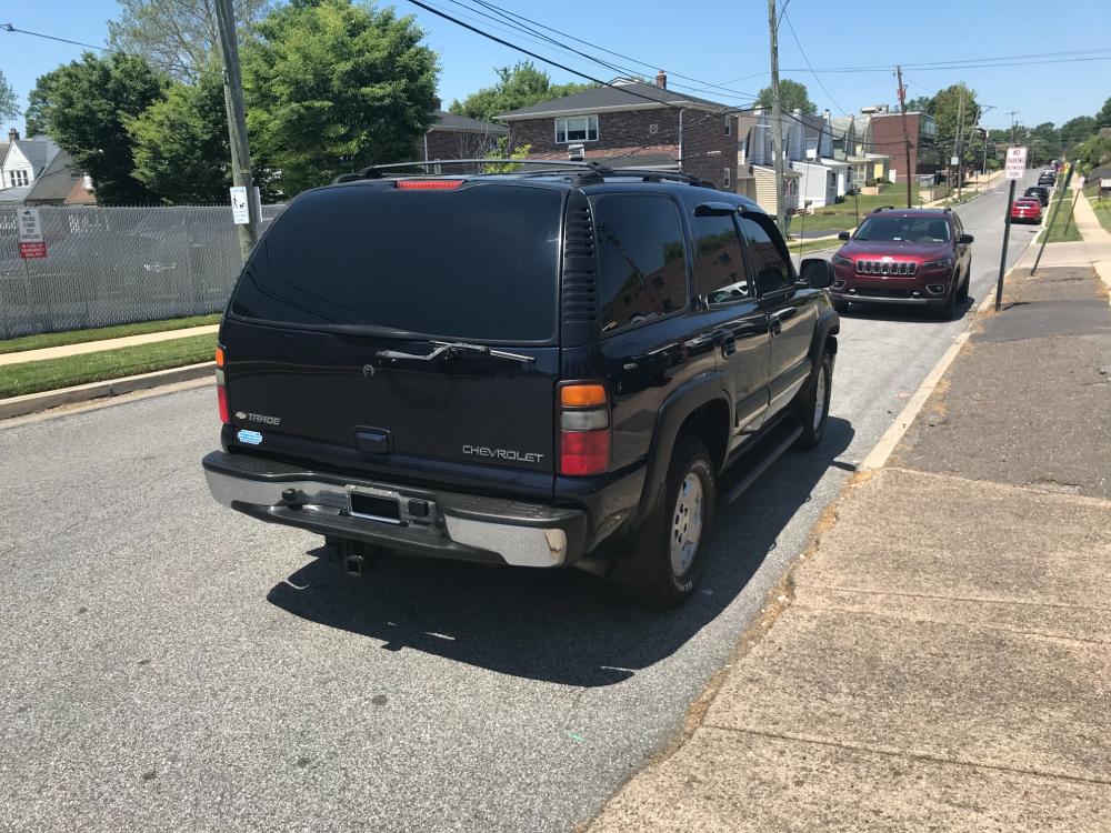 2004 Blue /Gray Chevrolet Tahoe 4WD (1GNEK13Z34J) with an 5.3L V8 OHV 16V FFV engine, 4-Speed Automatic Overdrive transmission, located at 577 Chester Pike, Prospect Park, PA, 19076, (610) 237-1015, 39.886154, -75.302338 - Photo #4