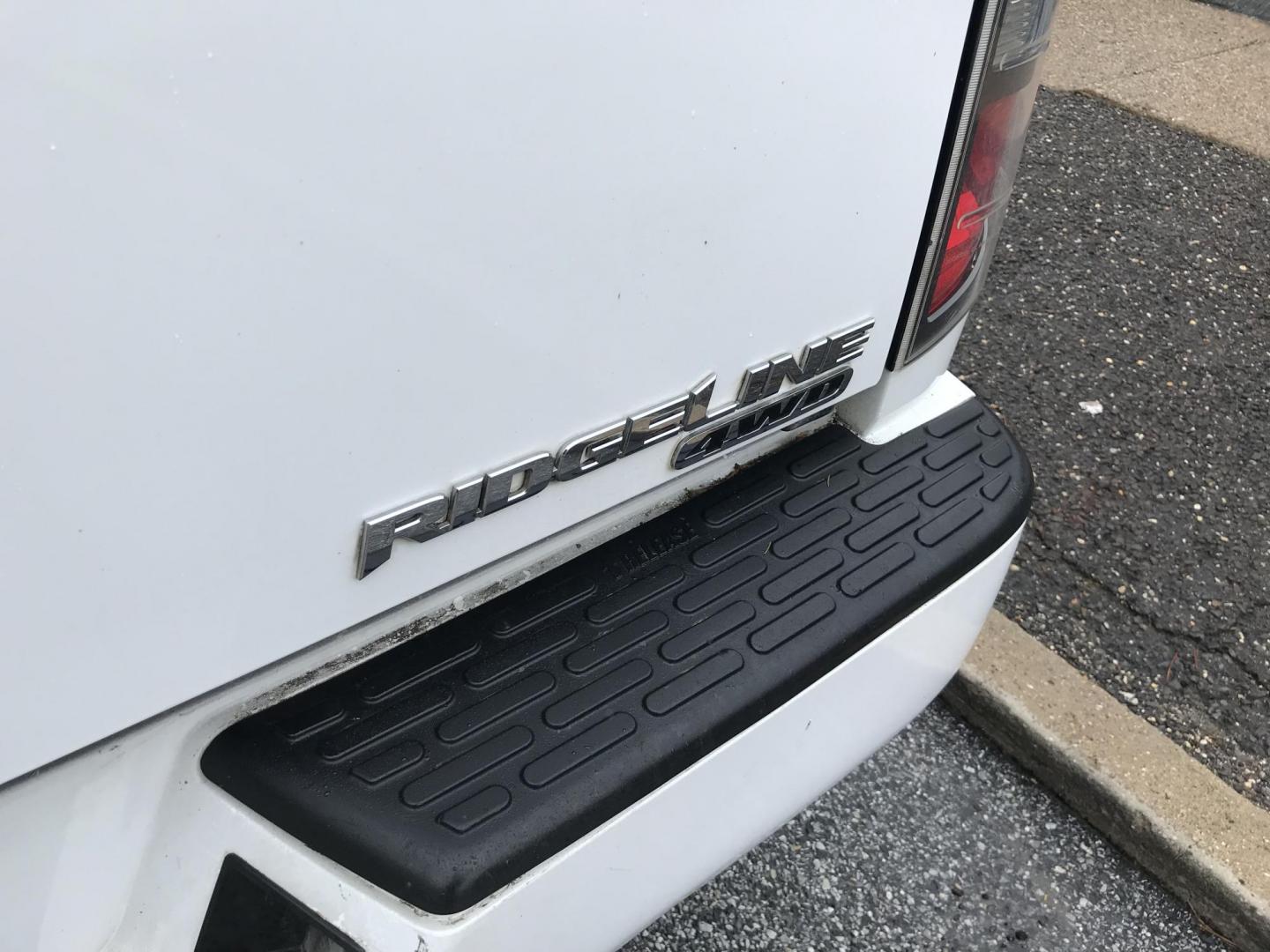 2008 White Honda Ridgeline RTL (2HJYK16518H) with an 3.5L V6 SOHC 24V engine, 5-Speed Automatic Overdrive transmission, located at 577 Chester Pike, Prospect Park, PA, 19076, (610) 237-1015, 39.886154, -75.302338 - 08 Honda Ridgeline: Sunroof, 4x4, new PA inspection, navigation system, trailer hitch, leather seats, runs EXCELLENT! - Photo#4