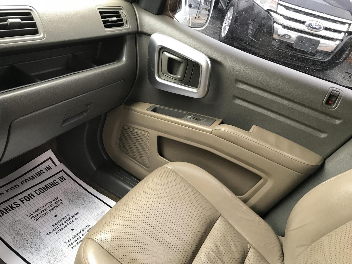 2008 White Honda Ridgeline RTL (2HJYK16518H) with an 3.5L V6 SOHC 24V engine, 5-Speed Automatic Overdrive transmission, located at 577 Chester Pike, Prospect Park, PA, 19076, (610) 237-1015, 39.886154, -75.302338 - 08 Honda Ridgeline: Sunroof, 4x4, new PA inspection, navigation system, trailer hitch, leather seats, runs EXCELLENT! - Photo#13