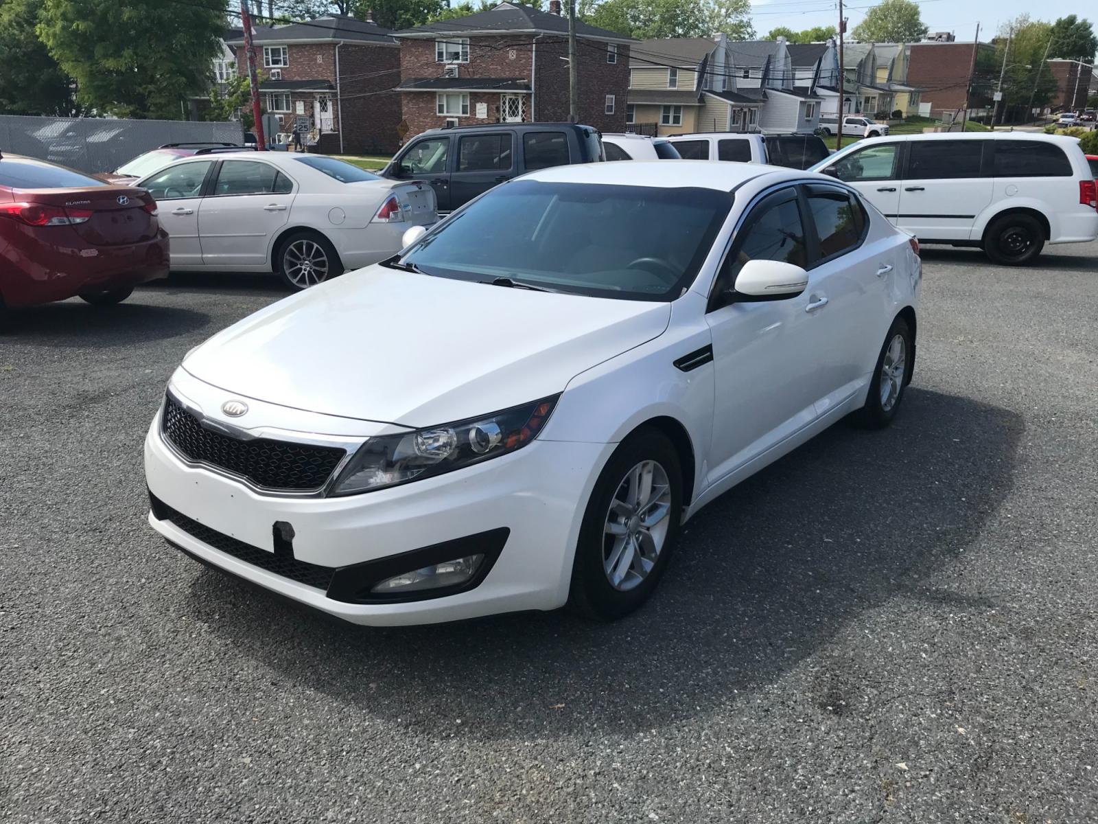 2013 White /Gray Kia Optima LX (KNAGM4A77D5) with an 2.4L L4 DOHC 16V engine, Automatic transmission, located at 577 Chester Pike, Prospect Park, PA, 19076, (610) 237-1015, 39.886154, -75.302338 - Photo #3