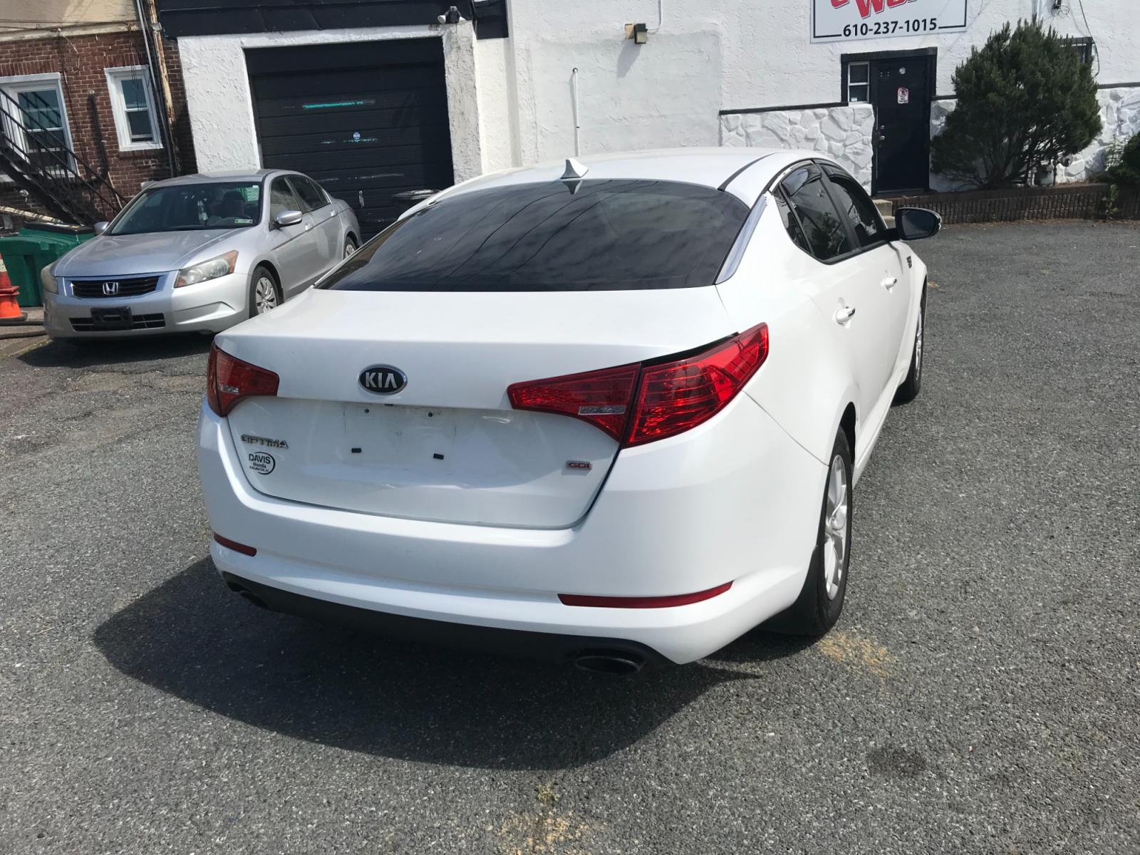 2013 White /Gray Kia Optima LX (KNAGM4A77D5) with an 2.4L L4 DOHC 16V engine, Automatic transmission, located at 577 Chester Pike, Prospect Park, PA, 19076, (610) 237-1015, 39.886154, -75.302338 - Photo #5