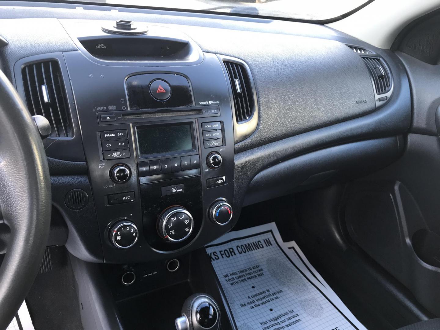 2012 White /Gray Kia Forte EX (KNAFU4A2XC5) with an 2.0L L4 DOHC 16V engine, Automatic transmission, located at 577 Chester Pike, Prospect Park, PA, 19076, (610) 237-1015, 39.886154, -75.302338 - 12 Kia Forte EX: Sunroof, new PA inspection, great on gas, runs LIKE NEW! - Photo#14