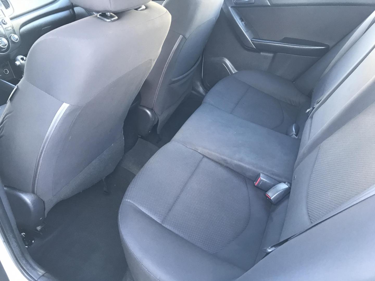 2012 White /Gray Kia Forte EX (KNAFU4A2XC5) with an 2.0L L4 DOHC 16V engine, Automatic transmission, located at 577 Chester Pike, Prospect Park, PA, 19076, (610) 237-1015, 39.886154, -75.302338 - 12 Kia Forte EX: Sunroof, new PA inspection, great on gas, runs LIKE NEW! - Photo#16