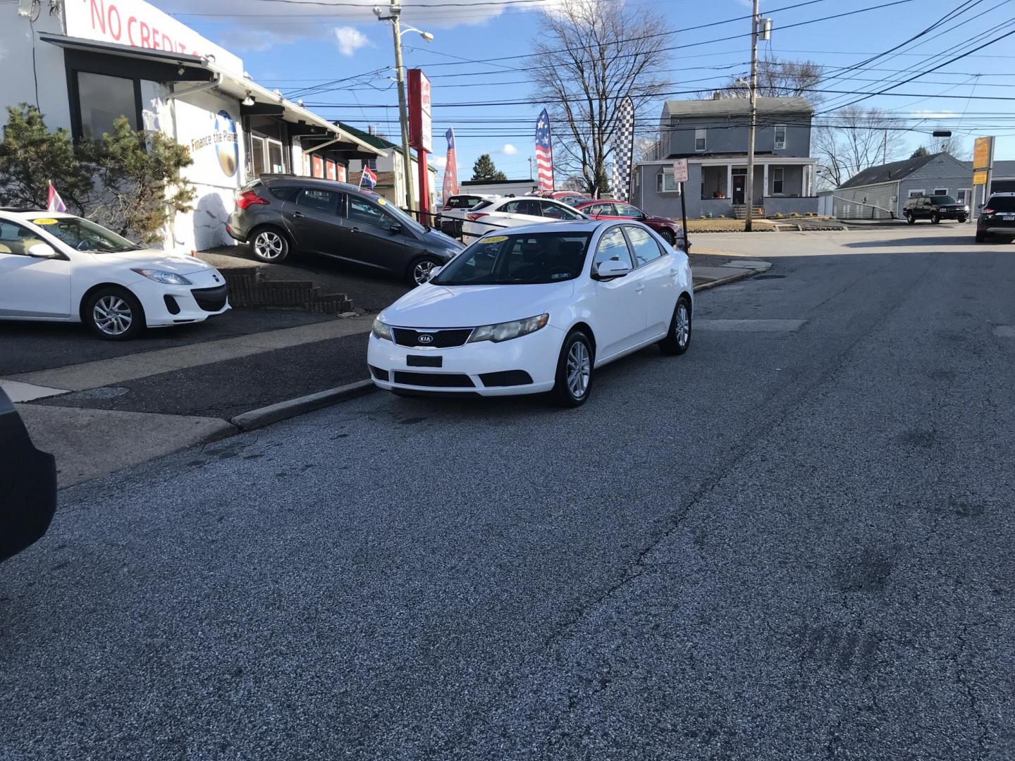 2012 White /Gray Kia Forte EX (KNAFU4A2XC5) with an 2.0L L4 DOHC 16V engine, Automatic transmission, located at 577 Chester Pike, Prospect Park, PA, 19076, (610) 237-1015, 39.886154, -75.302338 - 12 Kia Forte EX: Sunroof, new PA inspection, great on gas, runs LIKE NEW! - Photo#2
