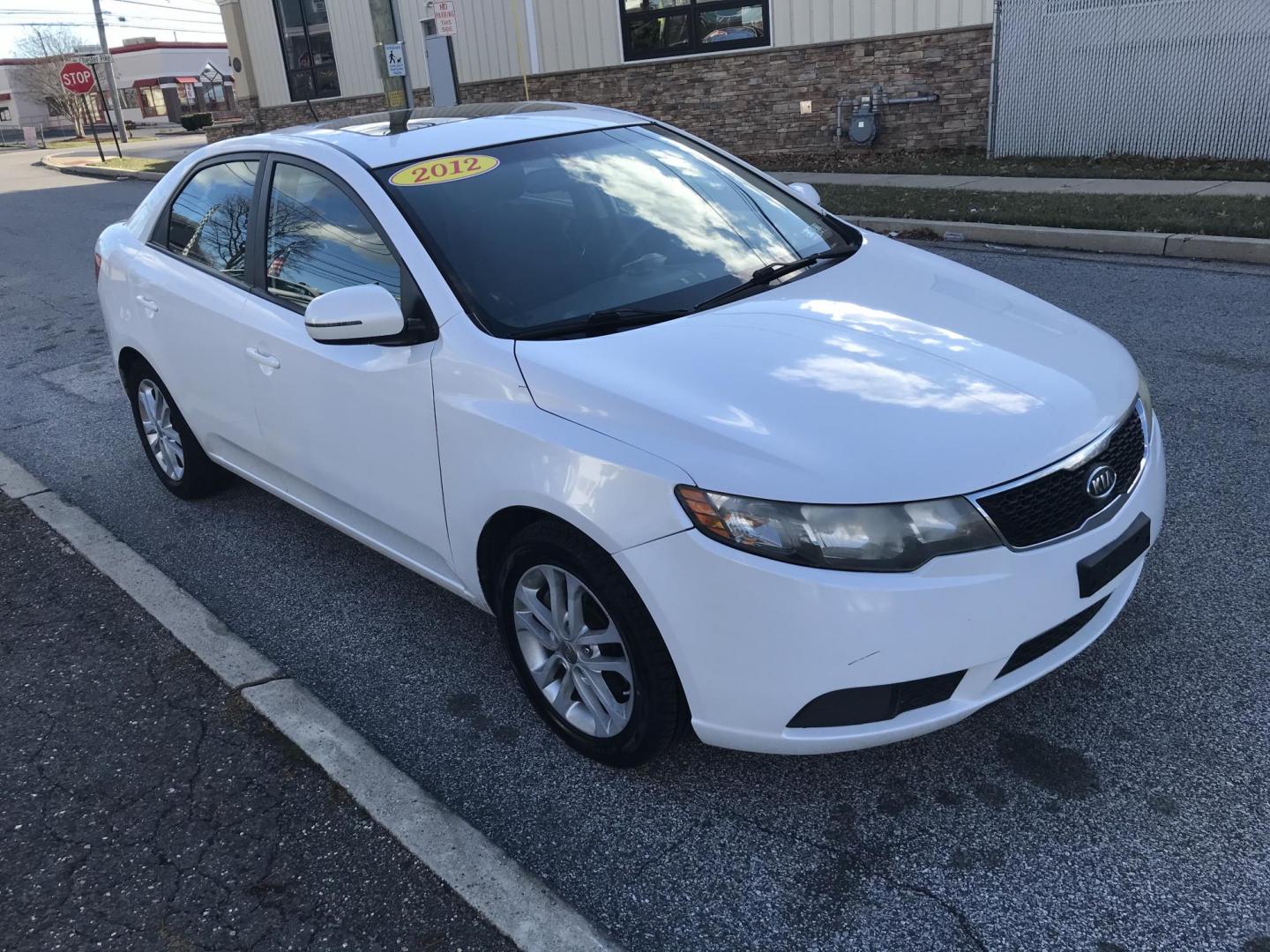2012 White /Gray Kia Forte EX (KNAFU4A2XC5) with an 2.0L L4 DOHC 16V engine, Automatic transmission, located at 577 Chester Pike, Prospect Park, PA, 19076, (610) 237-1015, 39.886154, -75.302338 - 12 Kia Forte EX: Sunroof, new PA inspection, great on gas, runs LIKE NEW! - Photo#3