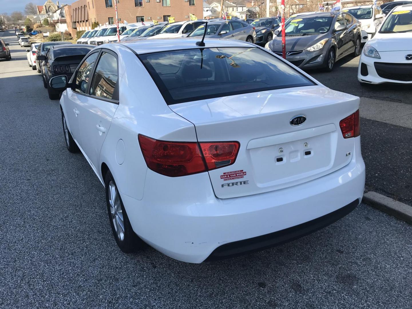 2012 White /Gray Kia Forte EX (KNAFU4A2XC5) with an 2.0L L4 DOHC 16V engine, Automatic transmission, located at 577 Chester Pike, Prospect Park, PA, 19076, (610) 237-1015, 39.886154, -75.302338 - 12 Kia Forte EX: Sunroof, new PA inspection, great on gas, runs LIKE NEW! - Photo#4