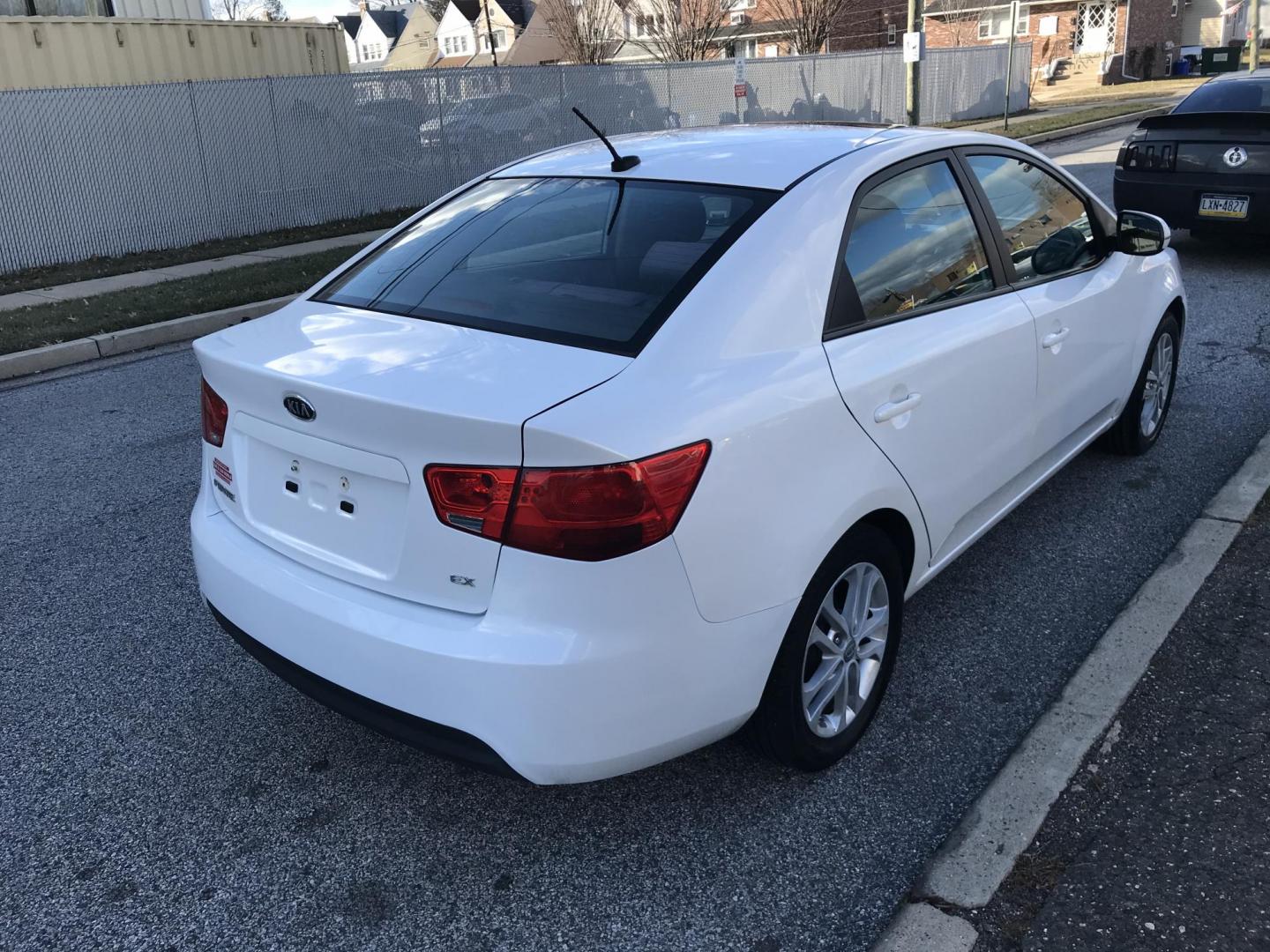 2012 White /Gray Kia Forte EX (KNAFU4A2XC5) with an 2.0L L4 DOHC 16V engine, Automatic transmission, located at 577 Chester Pike, Prospect Park, PA, 19076, (610) 237-1015, 39.886154, -75.302338 - 12 Kia Forte EX: Sunroof, new PA inspection, great on gas, runs LIKE NEW! - Photo#5