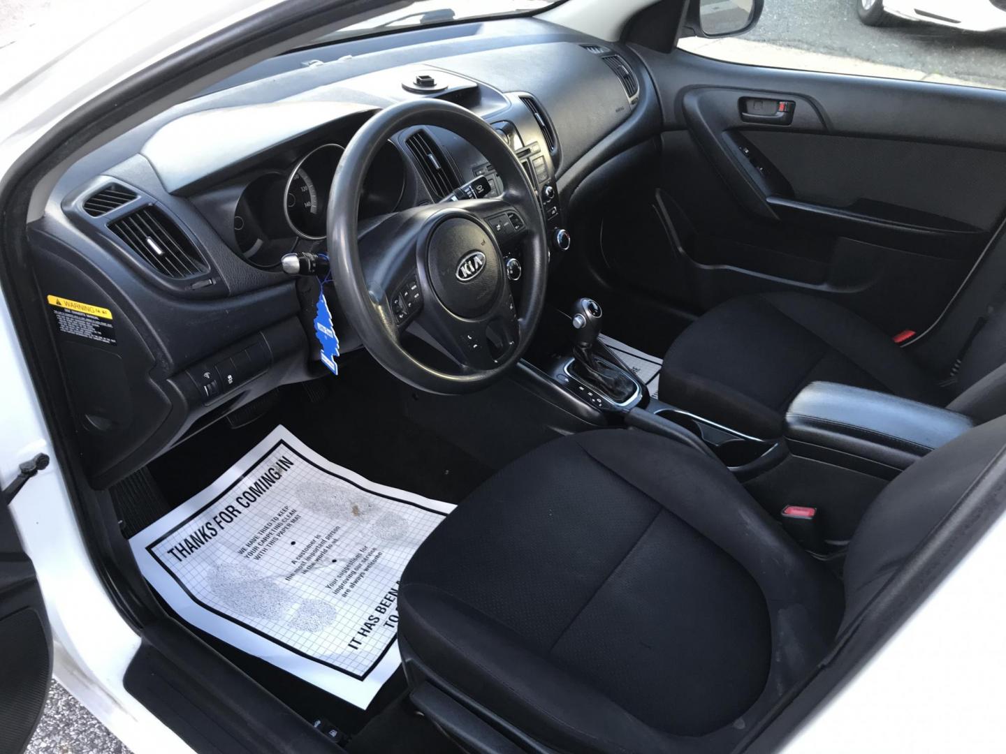 2012 White /Gray Kia Forte EX (KNAFU4A2XC5) with an 2.0L L4 DOHC 16V engine, Automatic transmission, located at 577 Chester Pike, Prospect Park, PA, 19076, (610) 237-1015, 39.886154, -75.302338 - 12 Kia Forte EX: Sunroof, new PA inspection, great on gas, runs LIKE NEW! - Photo#9