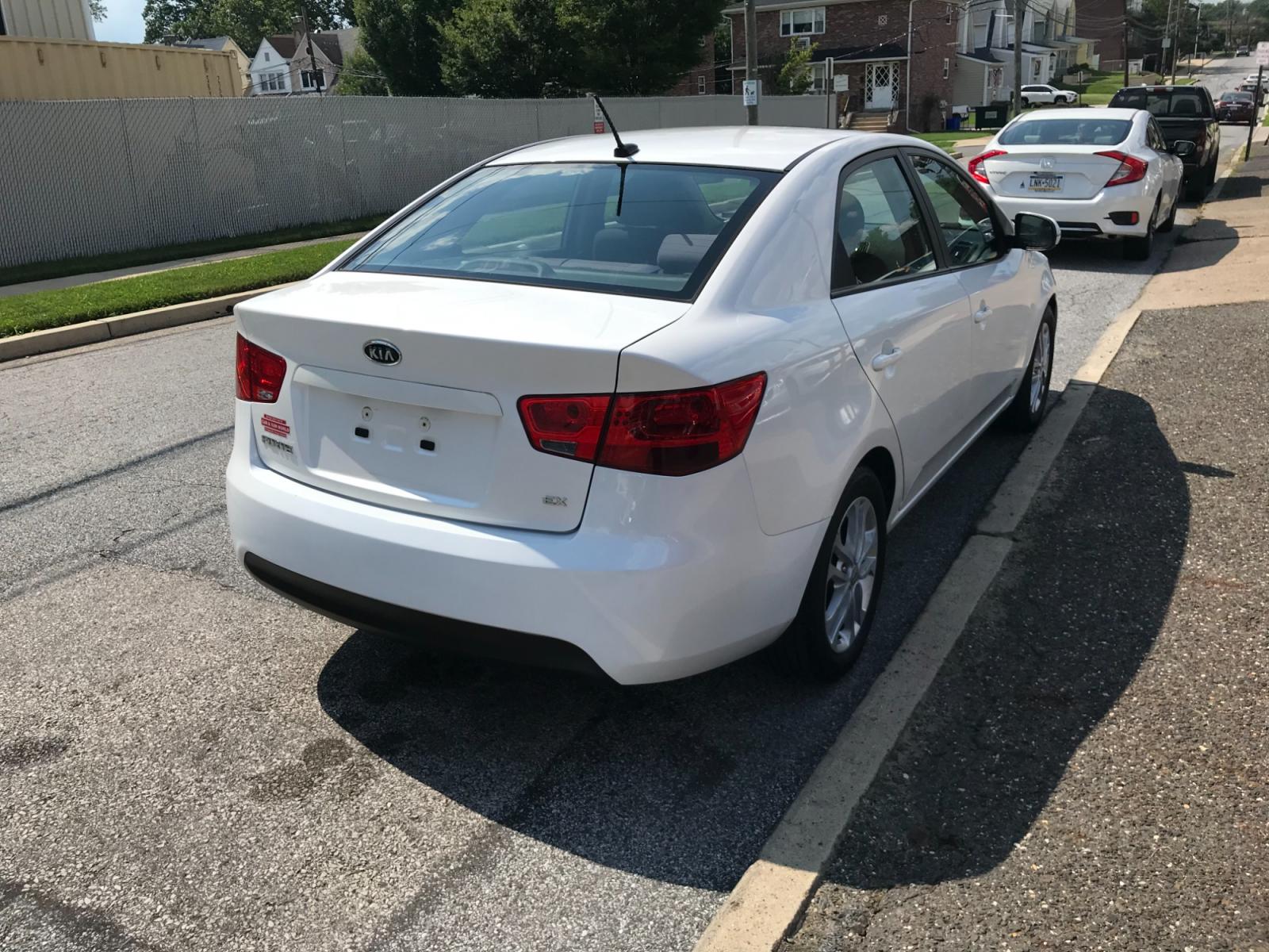 2012 White /Gray Kia Forte EX (KNAFU4A2XC5) with an 2.0L L4 DOHC 16V engine, Automatic transmission, located at 577 Chester Pike, Prospect Park, PA, 19076, (610) 237-1015, 39.886154, -75.302338 - Photo #4