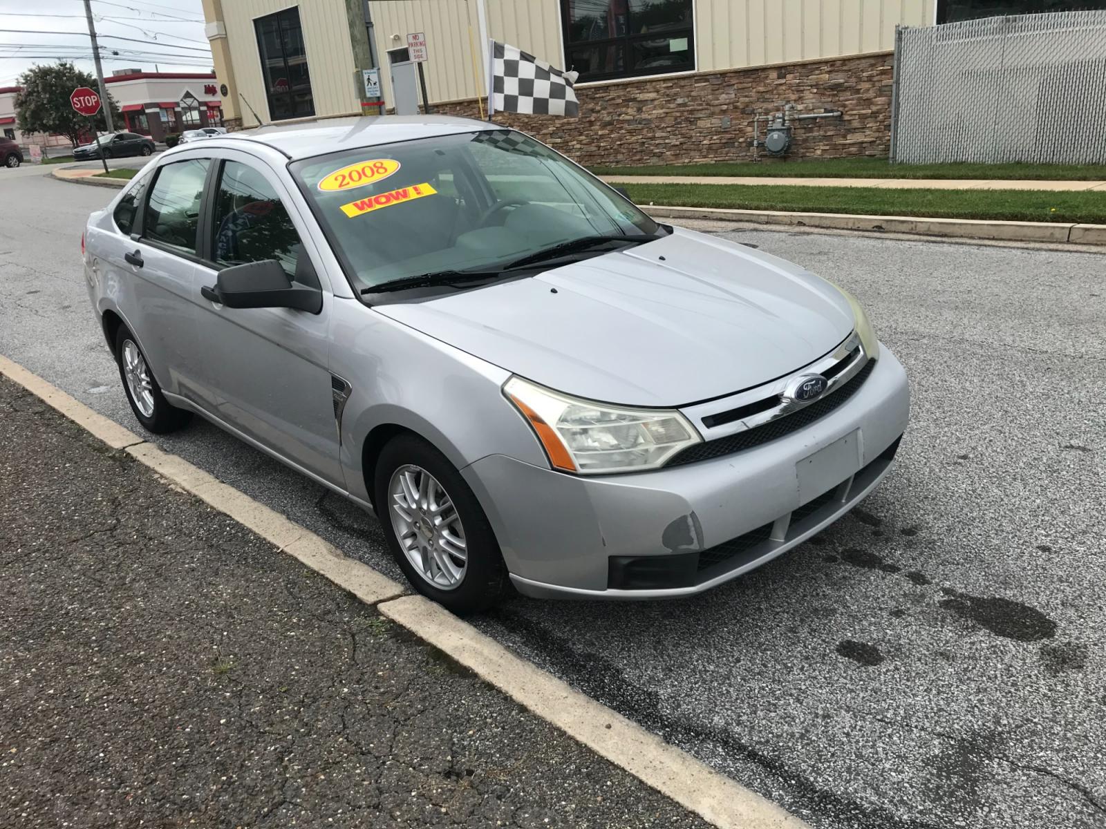 2008 Silver /Gray Ford Focus SES Sedan (1FAHP35N98W) with an 2.0L L4 DOHC 16V engine, Automatic transmission, located at 577 Chester Pike, Prospect Park, PA, 19076, (610) 237-1015, 39.886154, -75.302338 - Photo #3