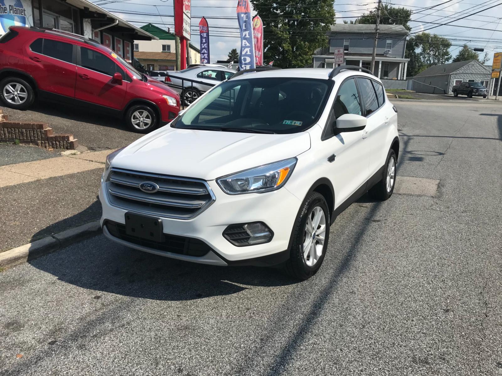 2018 /Gray Ford Escape SE 4WD (1FMCU9GD7JU) with an 1.5L L4 DOHC 16V engine, 6A transmission, located at 577 Chester Pike, Prospect Park, PA, 19076, (610) 237-1015, 39.886154, -75.302338 - Photo #2