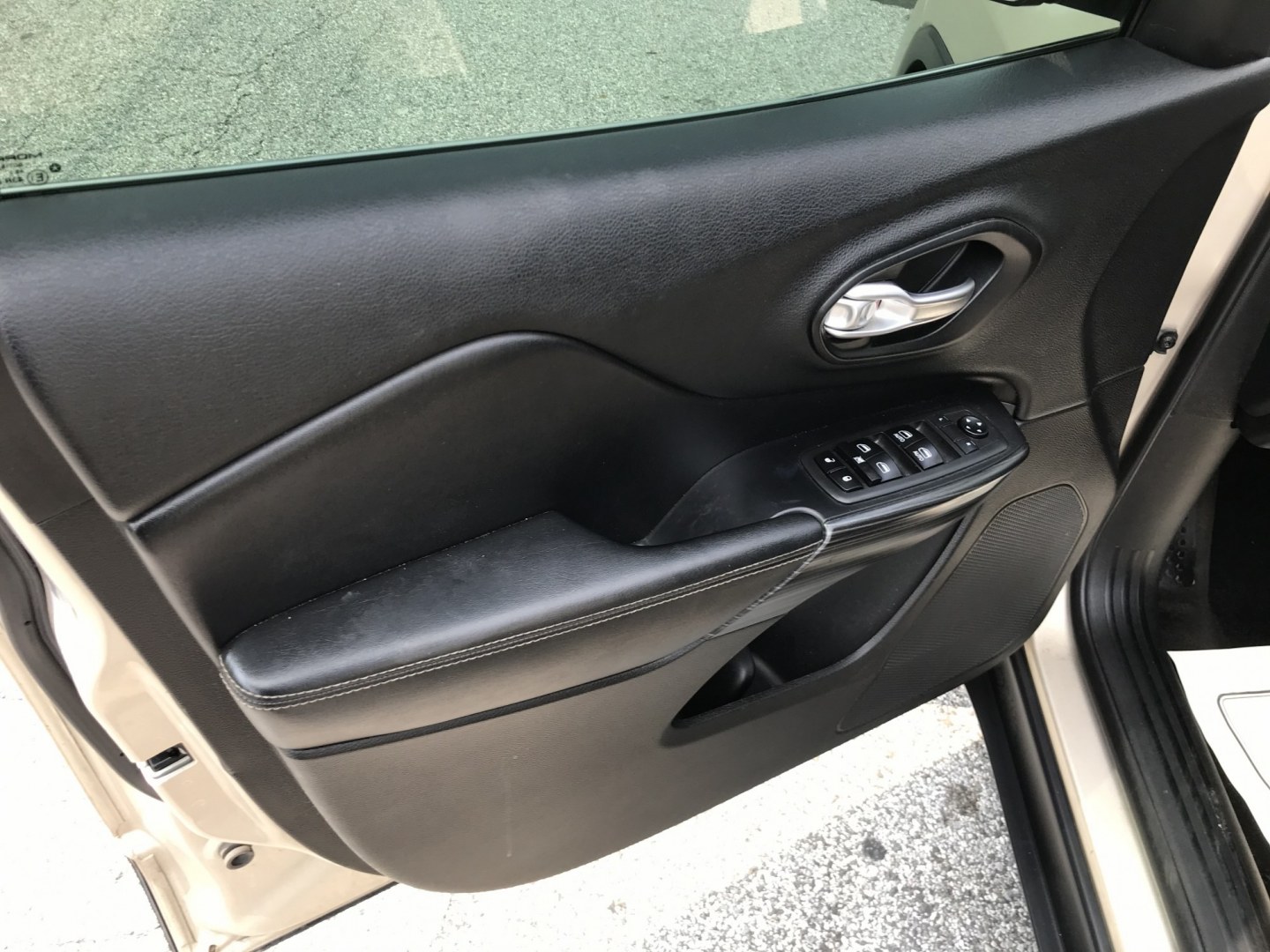 2015 Gold /Black Jeep Cherokee Limited (1C4PJMDS5FW) with an 3.2 V6 engine, Automatic transmission, located at 577 Chester Pike, Prospect Park, PA, 19076, (610) 237-1015, 39.886154, -75.302338 - 2015 Jeep Cherokee LIMITED Navigation System • Sunroof. Example Financing: • $2,500 Down • $100 Weekly • $200 Bi-Weekly We finance our own vehicles. We do not obtain or review traditional consumer credit reports. Financing decisions are based on verified income, ability to repay, and o- Photo#9