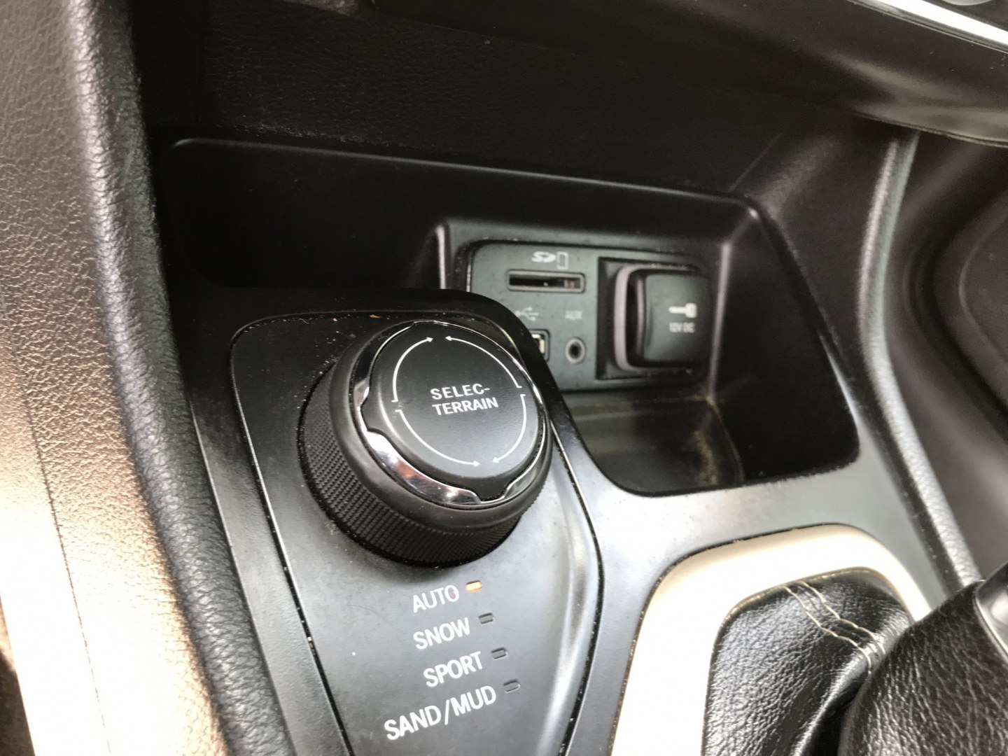 2015 Gold /Black Jeep Cherokee Limited (1C4PJMDS5FW) with an 3.2 V6 engine, Automatic transmission, located at 577 Chester Pike, Prospect Park, PA, 19076, (610) 237-1015, 39.886154, -75.302338 - 2015 Jeep Cherokee LIMITED Navigation System • Sunroof. Example Financing: • $2,500 Down • $100 Weekly • $200 Bi-Weekly We finance our own vehicles. We do not obtain or review traditional consumer credit reports. Financing decisions are based on verified income, ability to repay, and o- Photo#16
