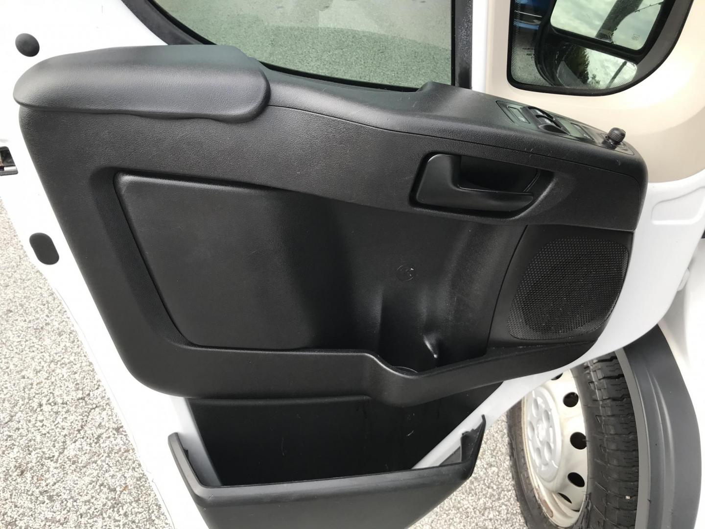 2015 White /Gray RAM Promaster 2500 (3C6TRVDG5FE) with an 3.6 V6 engine, Automatic transmission, located at 577 Chester Pike, Prospect Park, PA, 19076, (610) 237-1015, 39.886154, -75.302338 - Photo#7