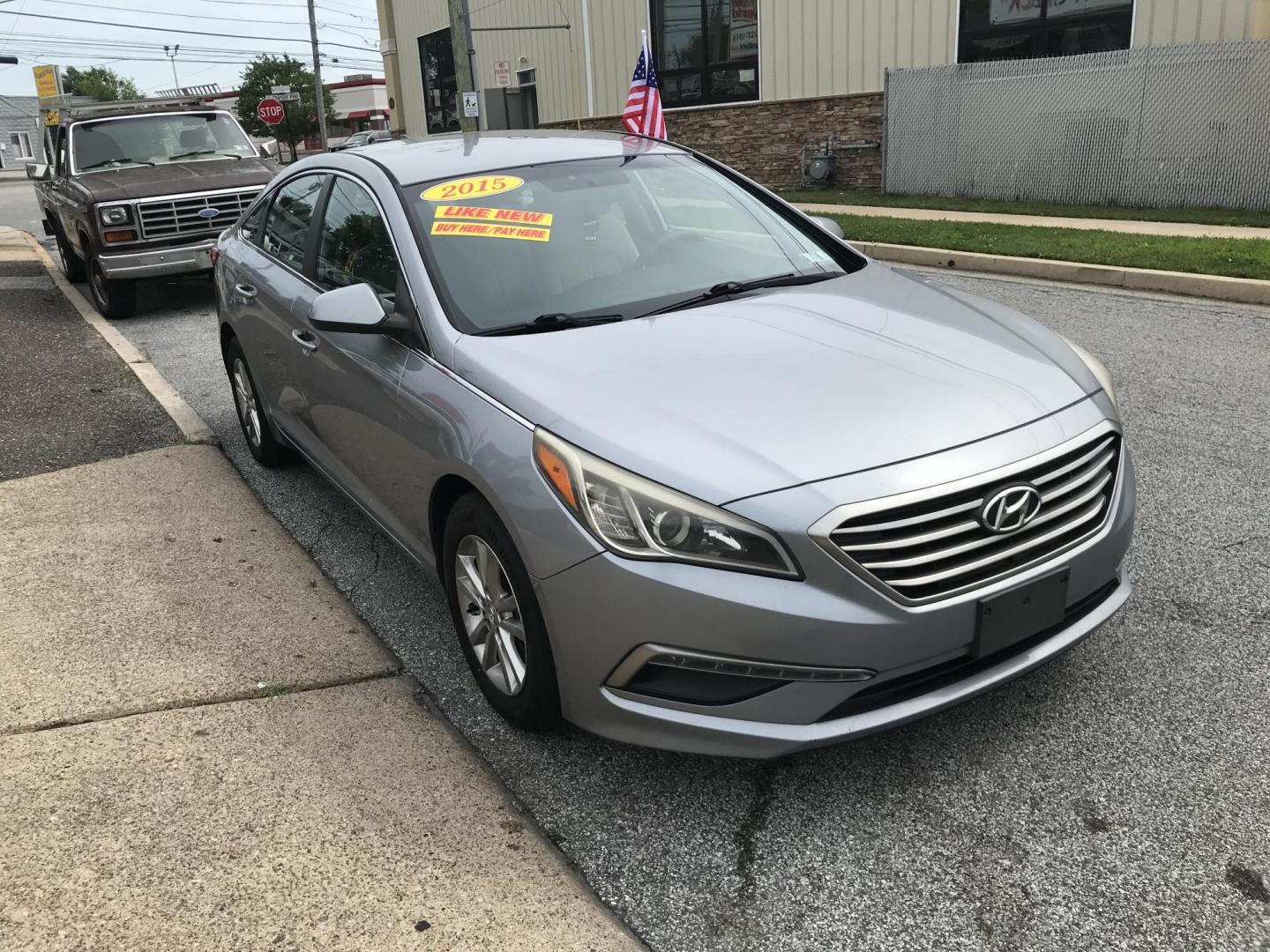 2015 Silver /Gray Hyundai Sonata SE (5NPE24AF4FH) with an 2.4 V4 engine, Automatic transmission, located at 577 Chester Pike, Prospect Park, PA, 19076, (610) 237-1015, 39.886154, -75.302338 - 2015 Hyundai Sonata: Great on gas, new PA inspection, SUPER CLEAN, runs EXCELLENT! This vehicle comes inspected and has been given a bumper to bumper safety check. It is very clean, reliable, and well maintained. We offer a unique pay plan that is known for being the easiest and fastest financing - Photo#3