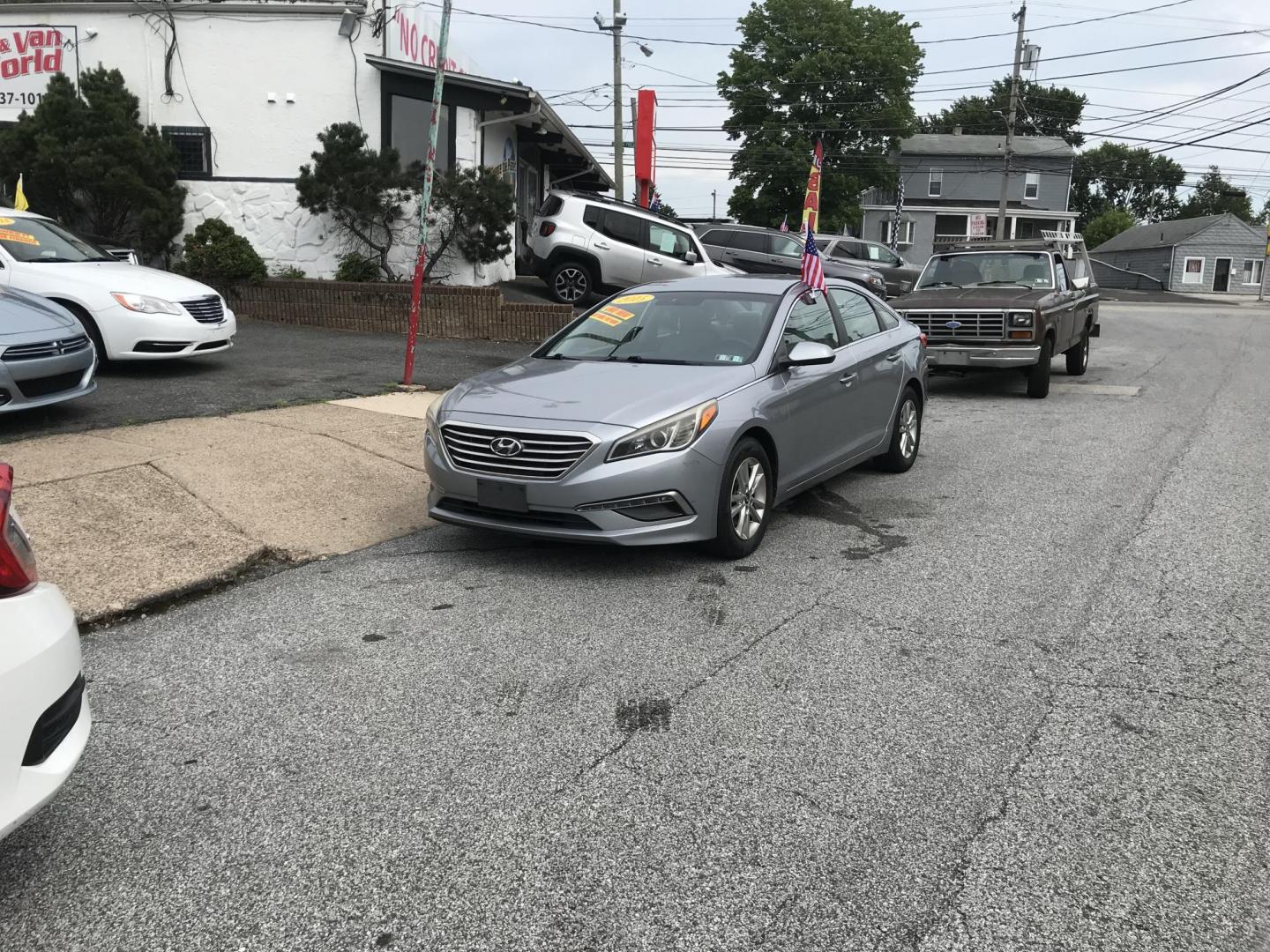 2015 Silver /Gray Hyundai Sonata SE (5NPE24AF4FH) with an 2.4 V4 engine, Automatic transmission, located at 577 Chester Pike, Prospect Park, PA, 19076, (610) 237-1015, 39.886154, -75.302338 - 2015 Hyundai Sonata: Great on gas, new PA inspection, SUPER CLEAN, runs EXCELLENT! This vehicle comes inspected and has been given a bumper to bumper safety check. It is very clean, reliable, and well maintained. We offer a unique pay plan that is known for being the easiest and fastest financing - Photo#1