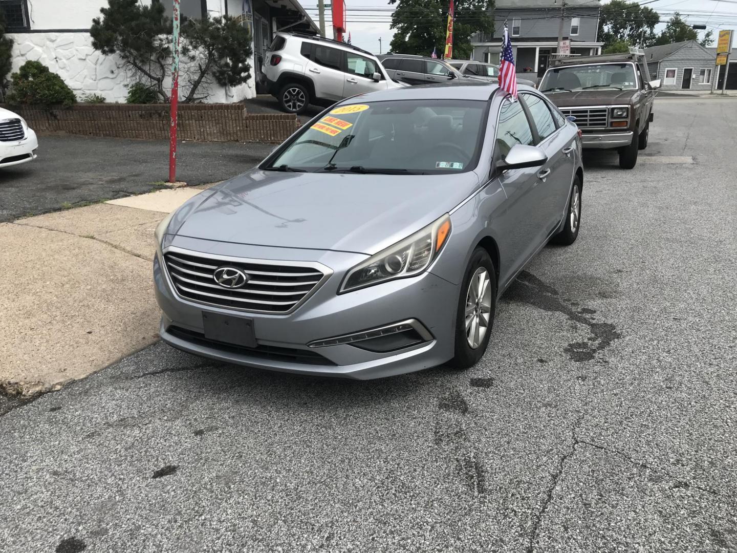 2015 Silver /Gray Hyundai Sonata SE (5NPE24AF4FH) with an 2.4 V4 engine, Automatic transmission, located at 577 Chester Pike, Prospect Park, PA, 19076, (610) 237-1015, 39.886154, -75.302338 - 2015 Hyundai Sonata: Great on gas, new PA inspection, SUPER CLEAN, runs EXCELLENT! This vehicle comes inspected and has been given a bumper to bumper safety check. It is very clean, reliable, and well maintained. We offer a unique pay plan that is known for being the easiest and fastest financing - Photo#2