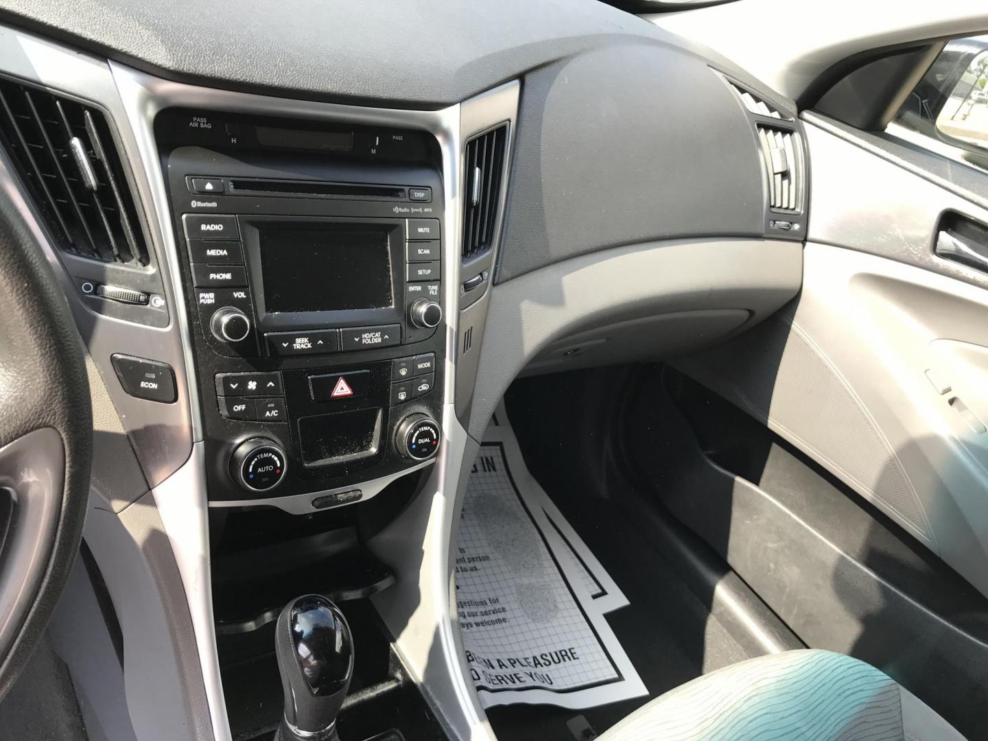 2014 Black /Gray Hyundai Sonata Hybrid Hybrid (KMHEC4A40EA) with an 2.4 V4 engine, Automatic transmission, located at 577 Chester Pike, Prospect Park, PA, 19076, (610) 237-1015, 39.886154, -75.302338 - 2014 Hyundai Sonata Hybrid: Backup camera, new PA inspection, great on gas, RUNS EXCELLENT! *This vehicle is cash only, no financing* - Photo#12