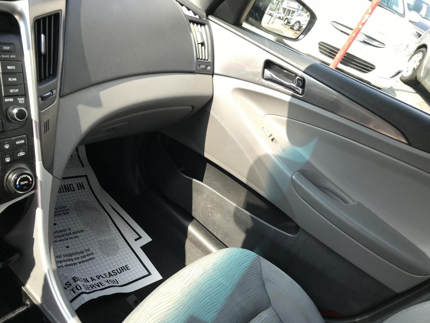 2014 Black /Gray Hyundai Sonata Hybrid Hybrid (KMHEC4A40EA) with an 2.4 V4 engine, Automatic transmission, located at 577 Chester Pike, Prospect Park, PA, 19076, (610) 237-1015, 39.886154, -75.302338 - 2014 Hyundai Sonata Hybrid: Backup camera, new PA inspection, great on gas, RUNS EXCELLENT! *This vehicle is cash only, no financing* - Photo#14