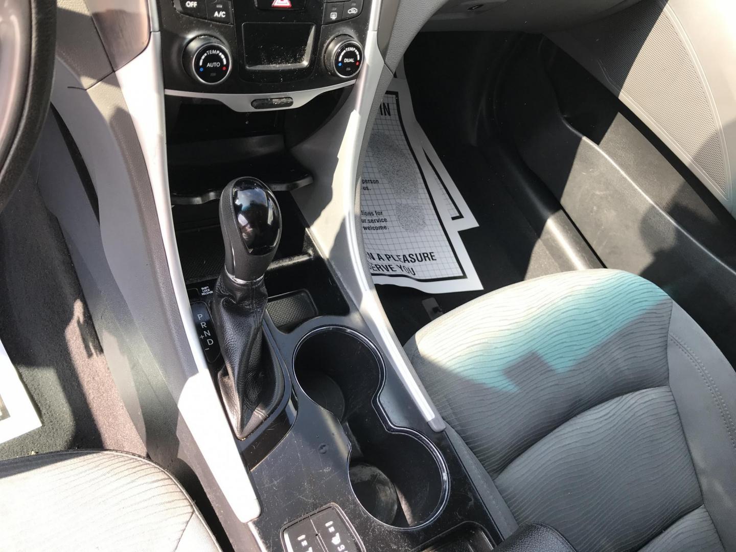 2014 Black /Gray Hyundai Sonata Hybrid Hybrid (KMHEC4A40EA) with an 2.4 V4 engine, Automatic transmission, located at 577 Chester Pike, Prospect Park, PA, 19076, (610) 237-1015, 39.886154, -75.302338 - 2014 Hyundai Sonata Hybrid: Backup camera, new PA inspection, great on gas, RUNS EXCELLENT! *This vehicle is cash only, no financing* - Photo#13