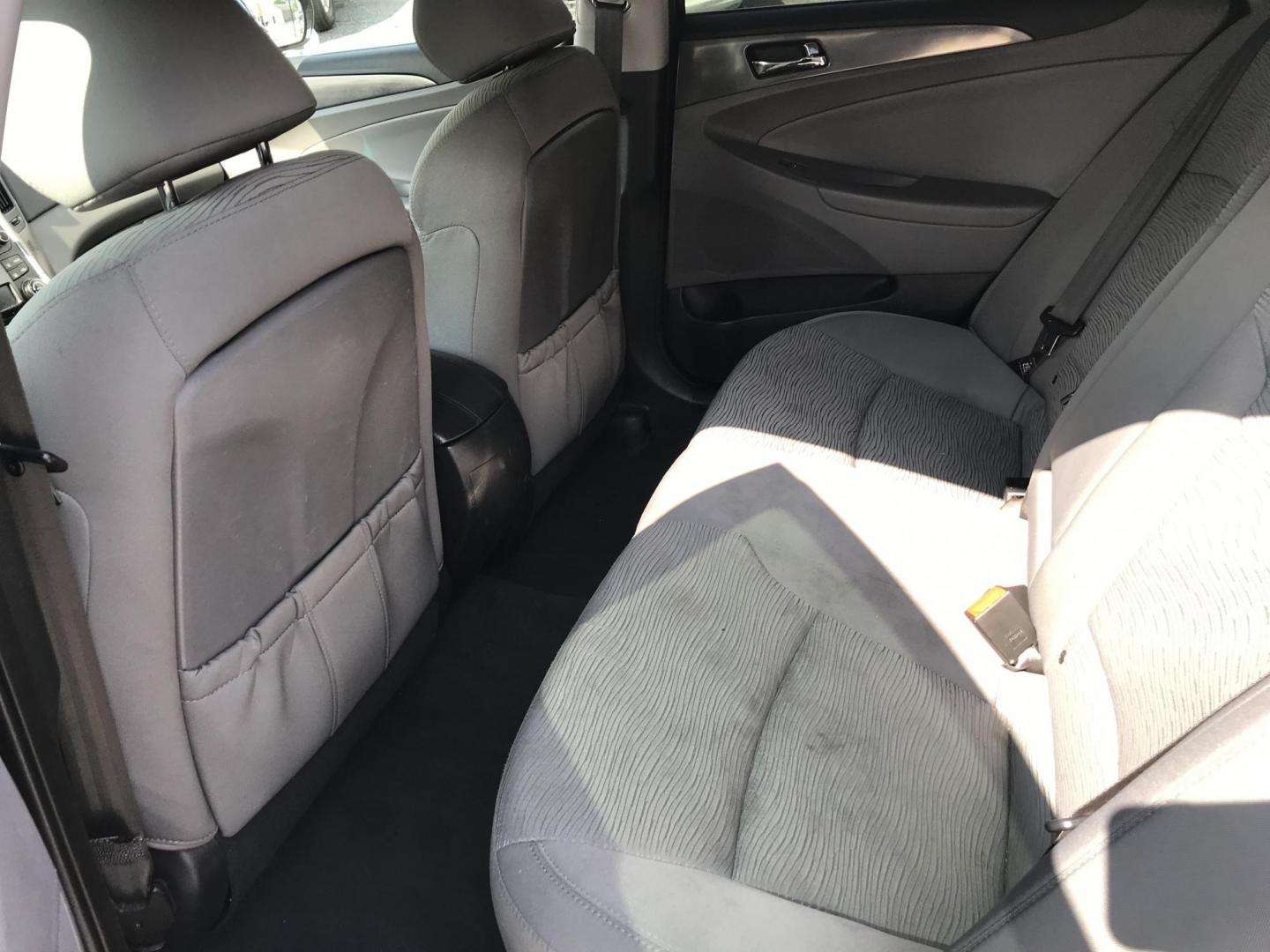 2014 Black /Gray Hyundai Sonata Hybrid Hybrid (KMHEC4A40EA) with an 2.4 V4 engine, Automatic transmission, located at 577 Chester Pike, Prospect Park, PA, 19076, (610) 237-1015, 39.886154, -75.302338 - 2014 Hyundai Sonata Hybrid: Backup camera, new PA inspection, great on gas, RUNS EXCELLENT! *This vehicle is cash only, no financing* - Photo#16