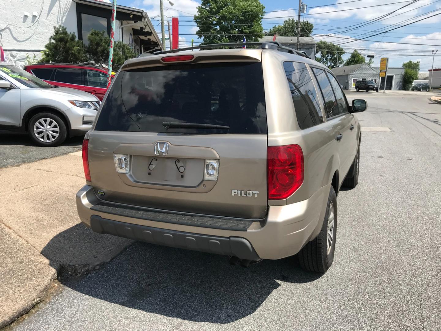 2003 Gold /Tan Honda Pilot EXL (2HKYF18553H) with an 3.5 V6 engine, Automatic transmission, located at 577 Chester Pike, Prospect Park, PA, 19076, (610) 237-1015, 39.886154, -75.302338 - 2003 Honda Pilot EXL: 3rd row seating, 4x4, SUPER CLEAN, runs LIKE NEW! *Vehicle sold as-is* - Photo#5