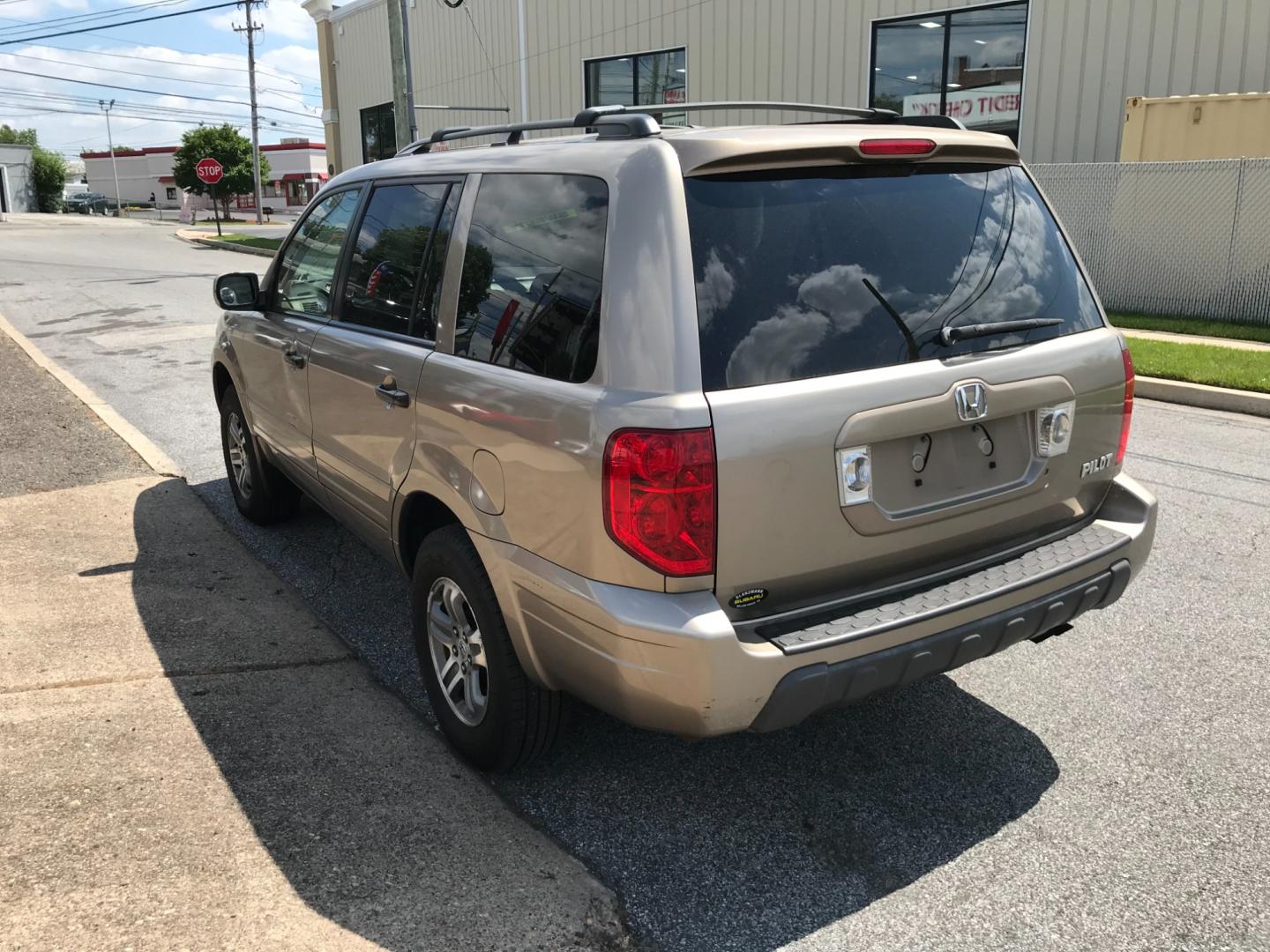 2003 Gold /Tan Honda Pilot EXL (2HKYF18553H) with an 3.5 V6 engine, Automatic transmission, located at 577 Chester Pike, Prospect Park, PA, 19076, (610) 237-1015, 39.886154, -75.302338 - 2003 Honda Pilot EXL: 3rd row seating, 4x4, SUPER CLEAN, runs LIKE NEW! *Vehicle sold as-is* - Photo#4