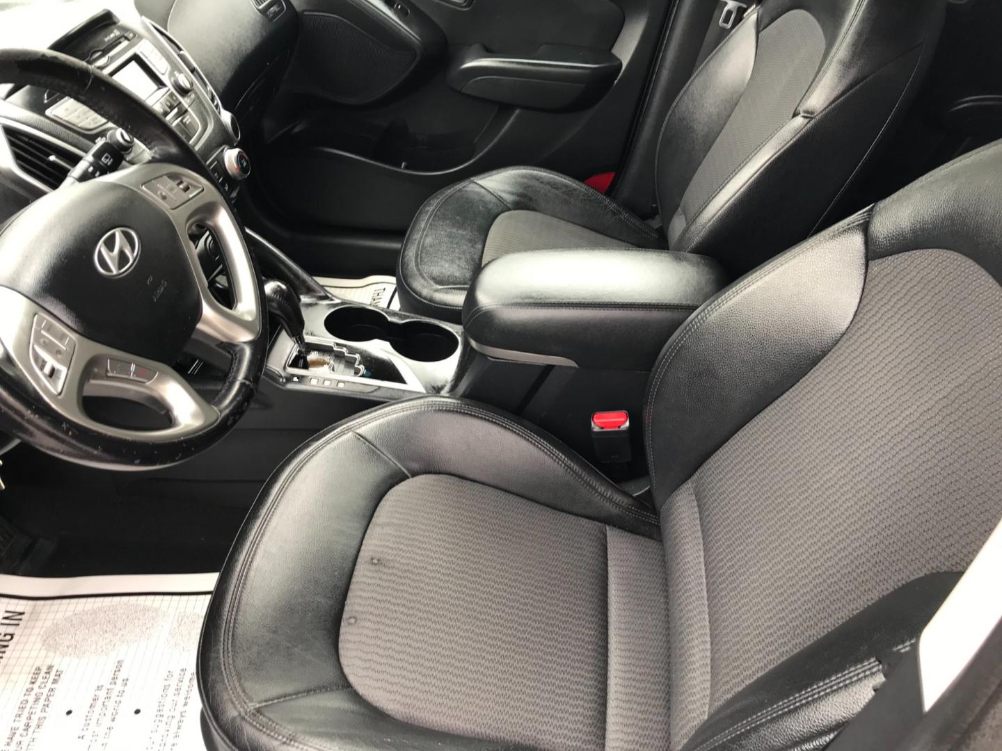 2012 Brown /Gray Hyundai Tucson GLS (KM8JUCAC7CU) with an 2.4 V4 engine, Automatic transmission, located at 577 Chester Pike, Prospect Park, PA, 19076, (610) 237-1015, 39.886154, -75.302338 - Photo#10