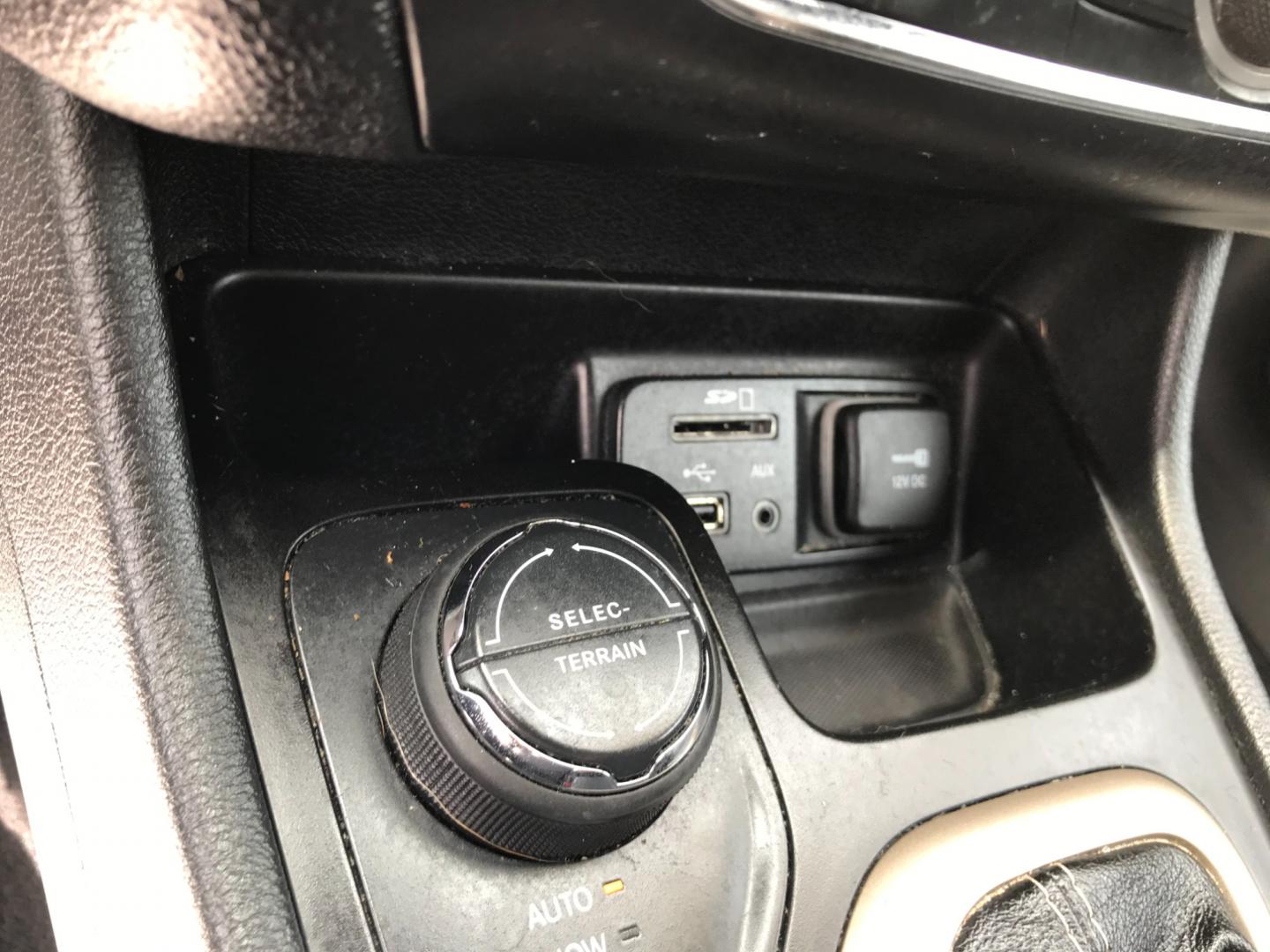 2014 Black /Black Jeep Cherokee Limited (1C4PJMDS4EW) with an 3.2 V6 engine, Automatic transmission, located at 577 Chester Pike, Prospect Park, PA, 19076, (610) 237-1015, 39.886154, -75.302338 - Photo#15