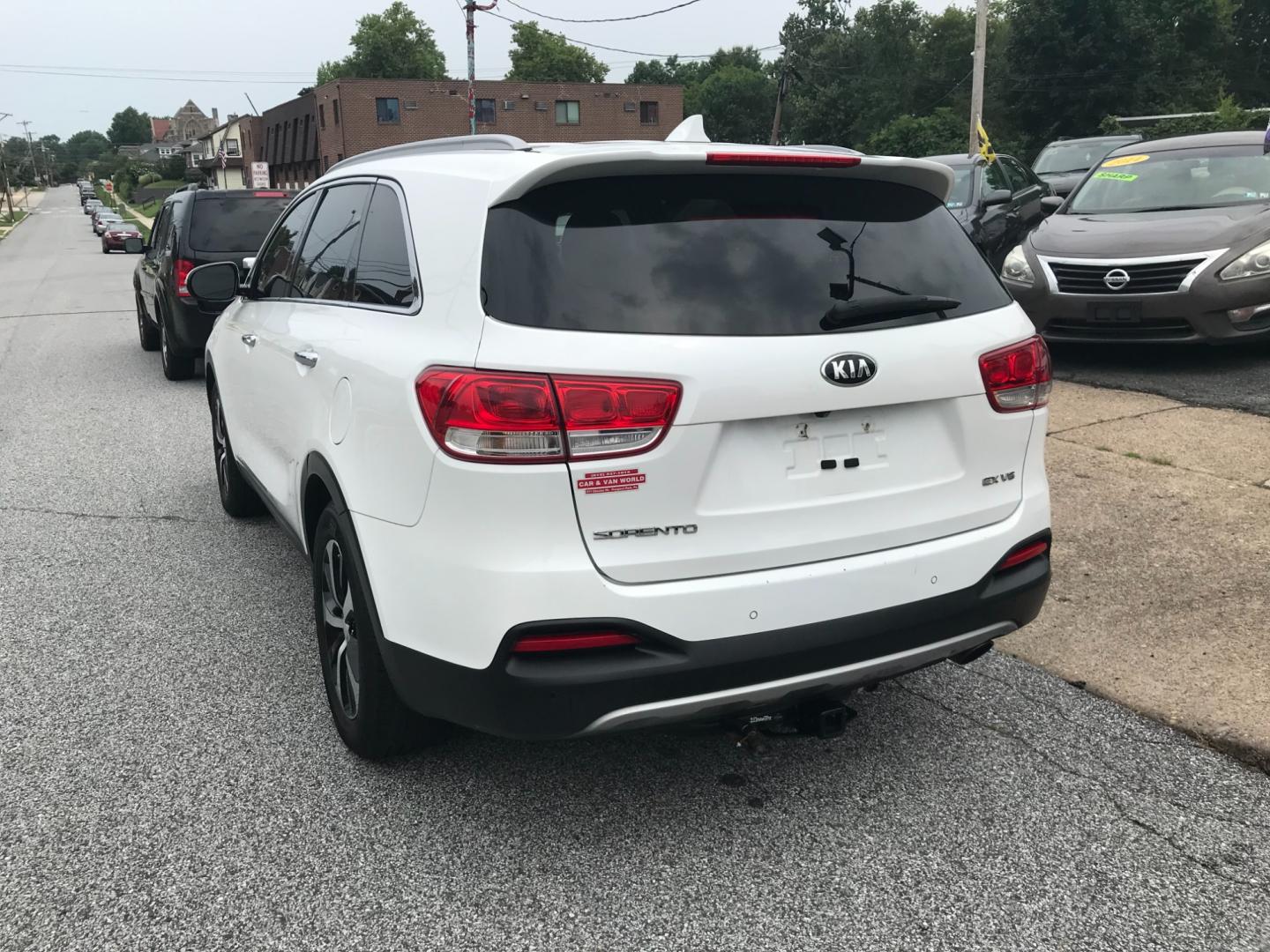 2016 White /Black Kia Sorento EX (5XYPHDA58GG) with an 3.3 V6 engine, Automatic transmission, located at 577 Chester Pike, Prospect Park, PA, 19076, (610) 237-1015, 39.886154, -75.302338 - 2016 Kia Sorento EX: Only 119k miles, 3rd row seating, AWD, backup camera, tow hitch, SUPER CLEAN, runs LIKE NEW! This vehicle comes inspected and has been given a bumper to bumper safety check. It is very clean, reliable, and well maintained. We offer a unique pay plan that is known for being th - Photo#5
