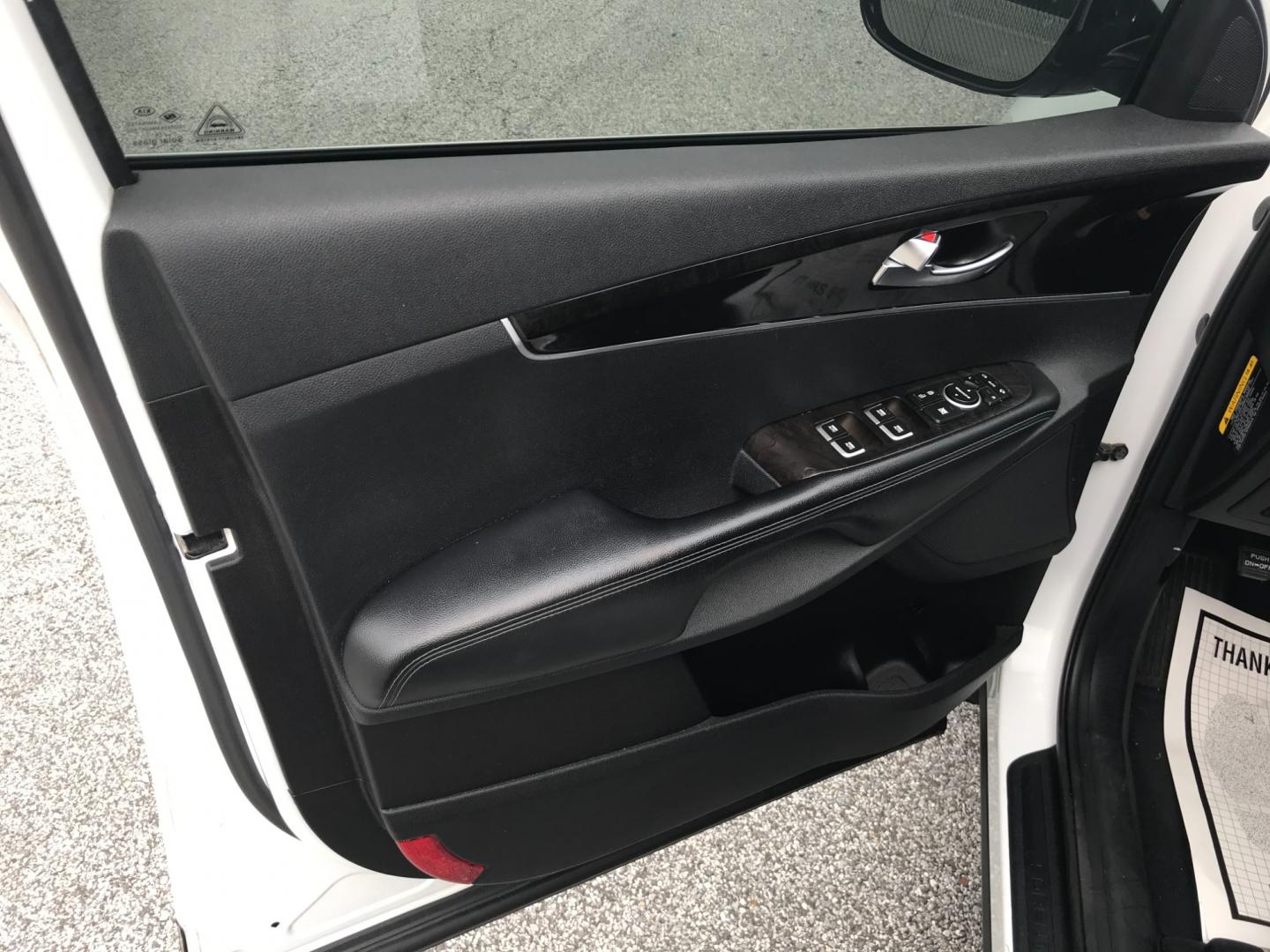 2016 White /Black Kia Sorento EX (5XYPHDA58GG) with an 3.3 V6 engine, Automatic transmission, located at 577 Chester Pike, Prospect Park, PA, 19076, (610) 237-1015, 39.886154, -75.302338 - 2016 Kia Sorento EX: Only 119k miles, 3rd row seating, AWD, backup camera, tow hitch, SUPER CLEAN, runs LIKE NEW! This vehicle comes inspected and has been given a bumper to bumper safety check. It is very clean, reliable, and well maintained. We offer a unique pay plan that is known for being th - Photo#10
