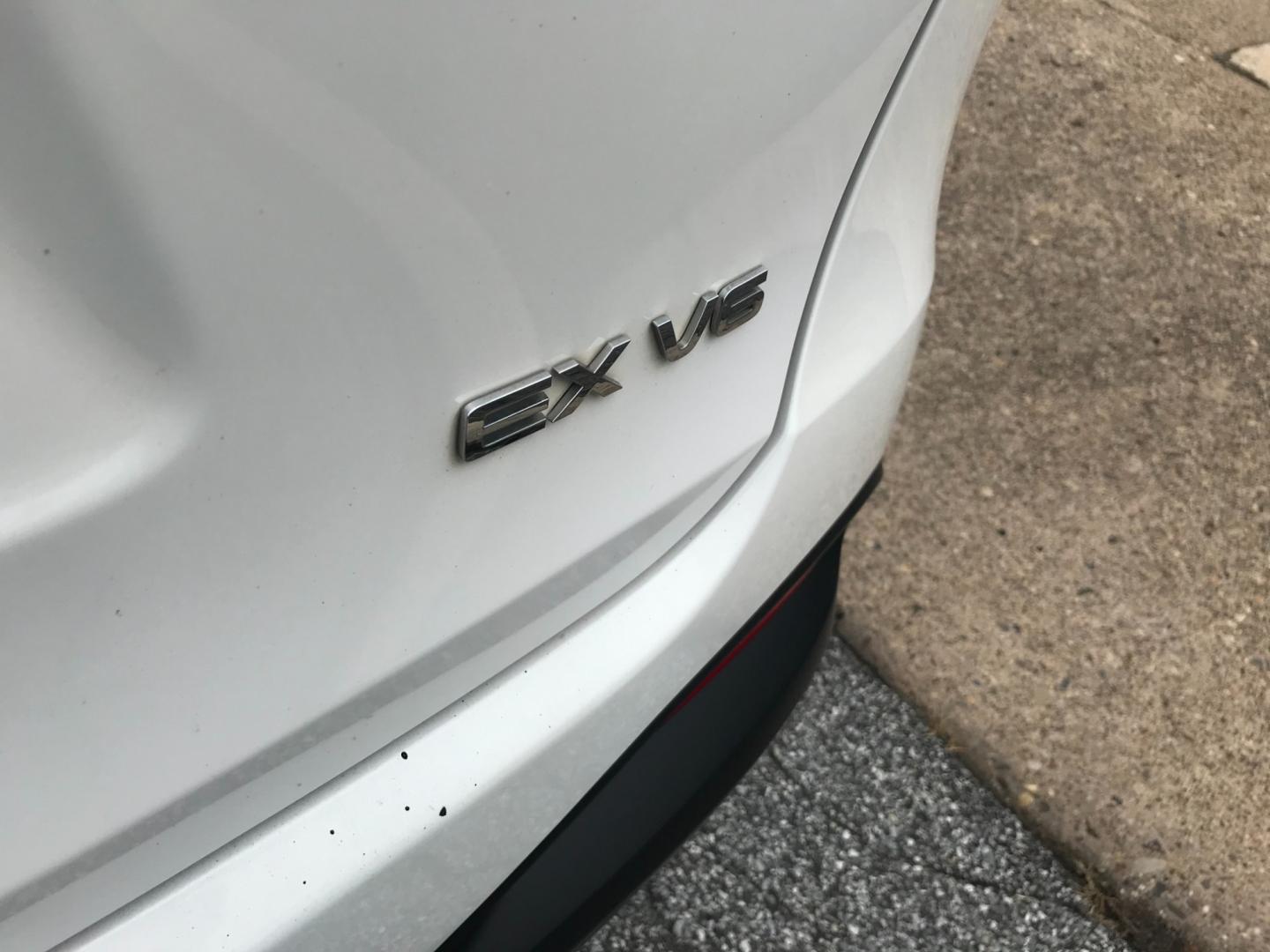 2016 White /Black Kia Sorento EX (5XYPHDA58GG) with an 3.3 V6 engine, Automatic transmission, located at 577 Chester Pike, Prospect Park, PA, 19076, (610) 237-1015, 39.886154, -75.302338 - 2016 Kia Sorento EX: Only 119k miles, 3rd row seating, AWD, backup camera, tow hitch, SUPER CLEAN, runs LIKE NEW! This vehicle comes inspected and has been given a bumper to bumper safety check. It is very clean, reliable, and well maintained. We offer a unique pay plan that is known for being th - Photo#7