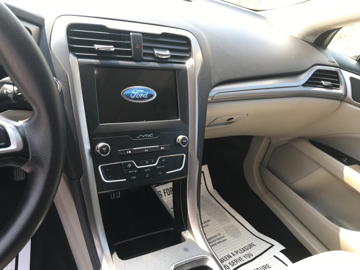2020 White /Beige Ford Fusion SE (3FA6P0HD6LR) , Automatic transmission, located at 577 Chester Pike, Prospect Park, PA, 19076, (610) 237-1015, 39.886154, -75.302338 - 2020 Ford Fusion SE: Backup camera, new PA inspection, SUPER CLEAN, runs LIKE NEW! This vehicle comes inspected and has been given a bumper to bumper safety check. It is very clean, reliable, and well maintained. We offer a unique pay plan that is known for being the easiest and fastest financing - Photo#11