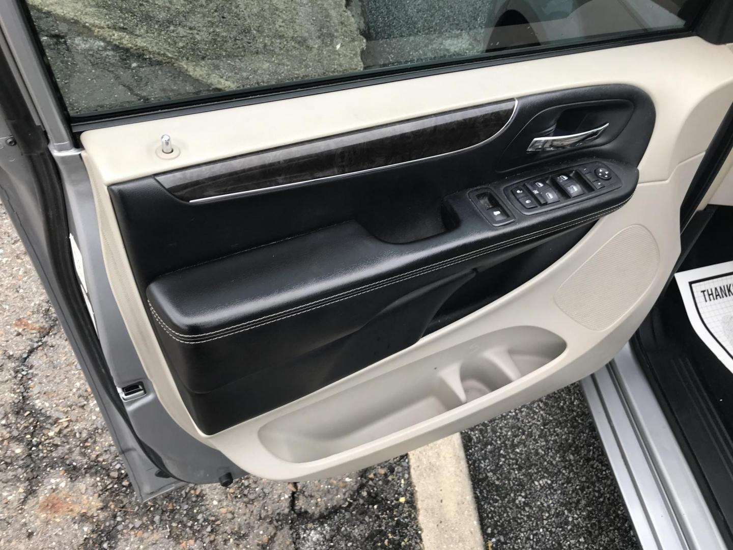 2013 /Gray Chrysler Town & Country Touring (2C4RC1BGXDR) with an 3.6L V6 DOHC 24V engine, 6-Speed Automatic transmission, located at 577 Chester Pike, Prospect Park, PA, 19076, (610) 237-1015, 39.886154, -75.302338 - 2013 Chrysler Town & Country Touring: Only 122k miles, DVD player, stow and go seating, backup camera, new PA inspection, runs LIKE NEW! This vehicle comes inspected and has been given a bumper to bumper safety check. It is very clean, reliable, and well maintained. We offer a unique pay plan tha - Photo#8