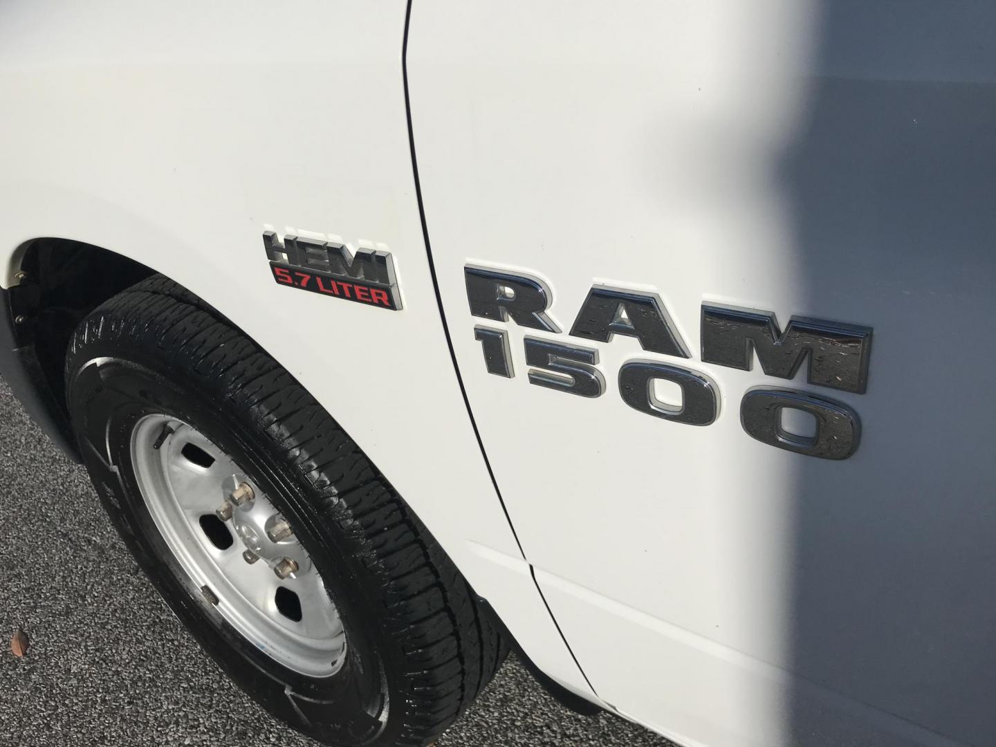 2015 White /Gray RAM 1500 Tradesman Quad Cab (1C6RR6FT4FS) with an 5.7L V8 OHV 16V engine, 6-Speed Automatic transmission, located at 577 Chester Pike, Prospect Park, PA, 19076, (610) 237-1015, 39.886154, -75.302338 - 2015 Ram 1500: Crew Cab (4 Door), 5.7 Liter HEMI Engine, trailer hitch, new PA inspection, runs LIKE NEW! This vehicle comes inspected and has been given a bumper to bumper safety check. It is very clean, reliable, and well maintained. We offer a unique pay plan that is known for being the easies - Photo#7