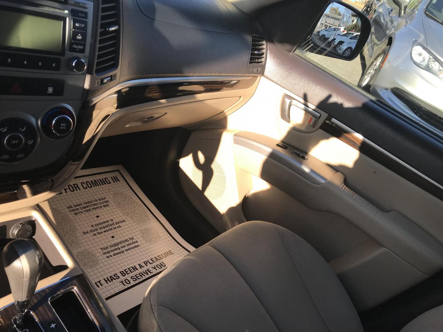 2011 Red /Tan Hyundai Santa Fe GLS 2.4 (5XYZG3AB8BG) with an 2.4L L4 DOHC 16V engine, 6-Speed Automatic transmission, located at 577 Chester Pike, Prospect Park, PA, 19076, (610) 237-1015, 39.886154, -75.302338 - Photo#16