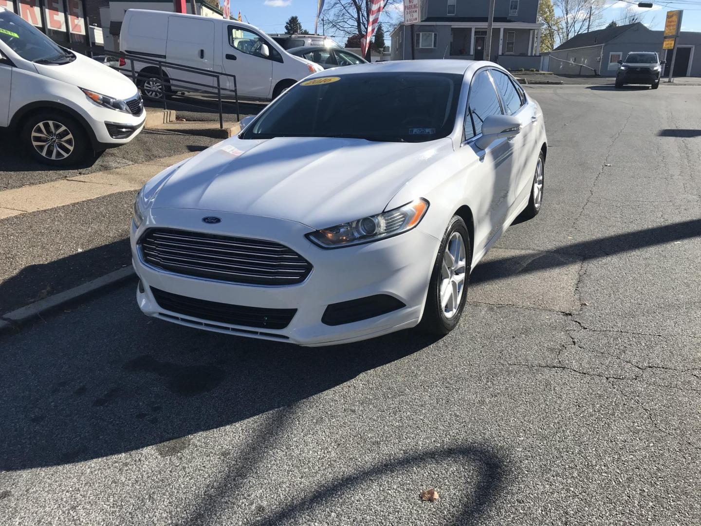 2016 White /Gray Ford Fusion SE (3FA6P0H79GR) with an 2.5L L4 DOHC 16V engine, 6-Speed Automatic transmission, located at 577 Chester Pike, Prospect Park, PA, 19076, (610) 237-1015, 39.886154, -75.302338 - Photo#1