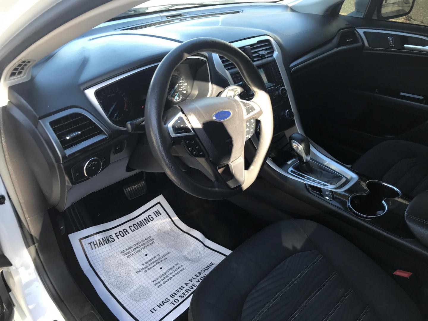 2016 White /Gray Ford Fusion SE (3FA6P0H79GR) with an 2.5L L4 DOHC 16V engine, 6-Speed Automatic transmission, located at 577 Chester Pike, Prospect Park, PA, 19076, (610) 237-1015, 39.886154, -75.302338 - Photo#10