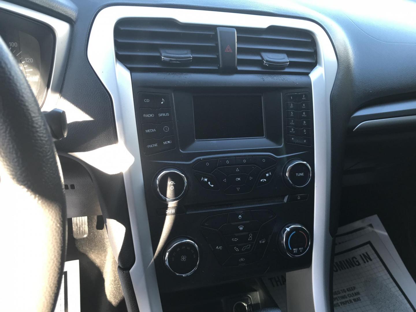 2016 White /Gray Ford Fusion SE (3FA6P0H79GR) with an 2.5L L4 DOHC 16V engine, 6-Speed Automatic transmission, located at 577 Chester Pike, Prospect Park, PA, 19076, (610) 237-1015, 39.886154, -75.302338 - Photo#12