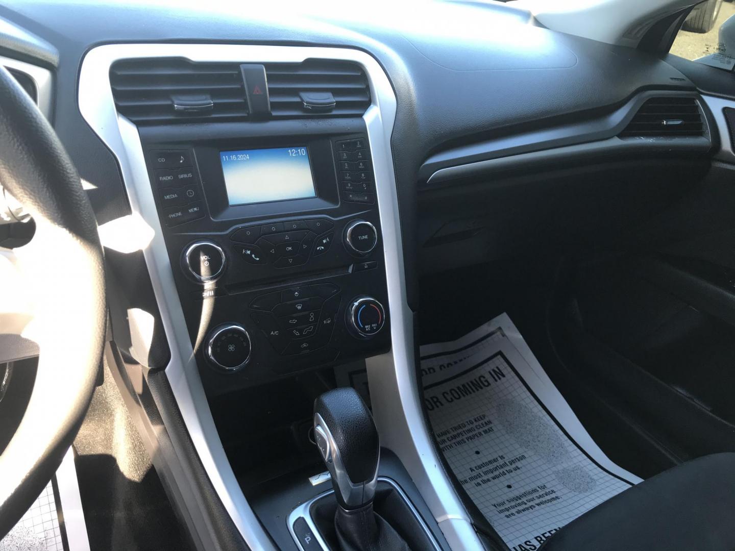 2016 White /Gray Ford Fusion SE (3FA6P0H79GR) with an 2.5L L4 DOHC 16V engine, 6-Speed Automatic transmission, located at 577 Chester Pike, Prospect Park, PA, 19076, (610) 237-1015, 39.886154, -75.302338 - Photo#13