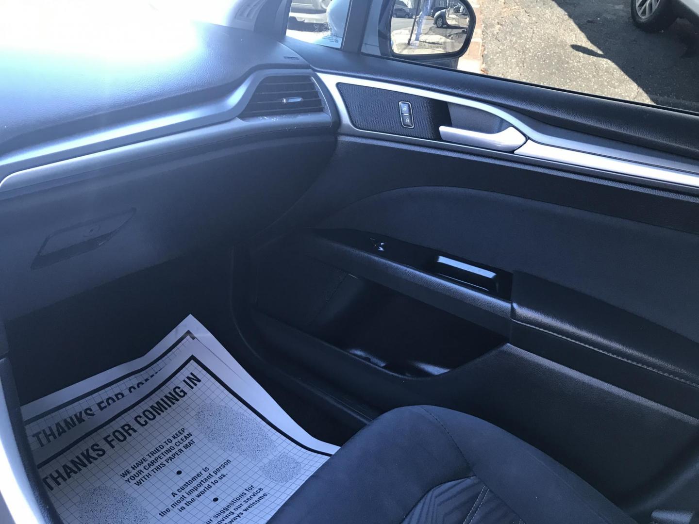 2016 White /Gray Ford Fusion SE (3FA6P0H79GR) with an 2.5L L4 DOHC 16V engine, 6-Speed Automatic transmission, located at 577 Chester Pike, Prospect Park, PA, 19076, (610) 237-1015, 39.886154, -75.302338 - Photo#14