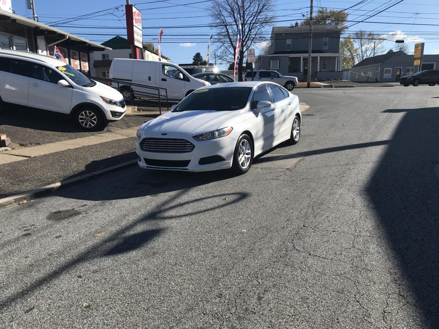 2016 White /Gray Ford Fusion SE (3FA6P0H79GR) with an 2.5L L4 DOHC 16V engine, 6-Speed Automatic transmission, located at 577 Chester Pike, Prospect Park, PA, 19076, (610) 237-1015, 39.886154, -75.302338 - Photo#2