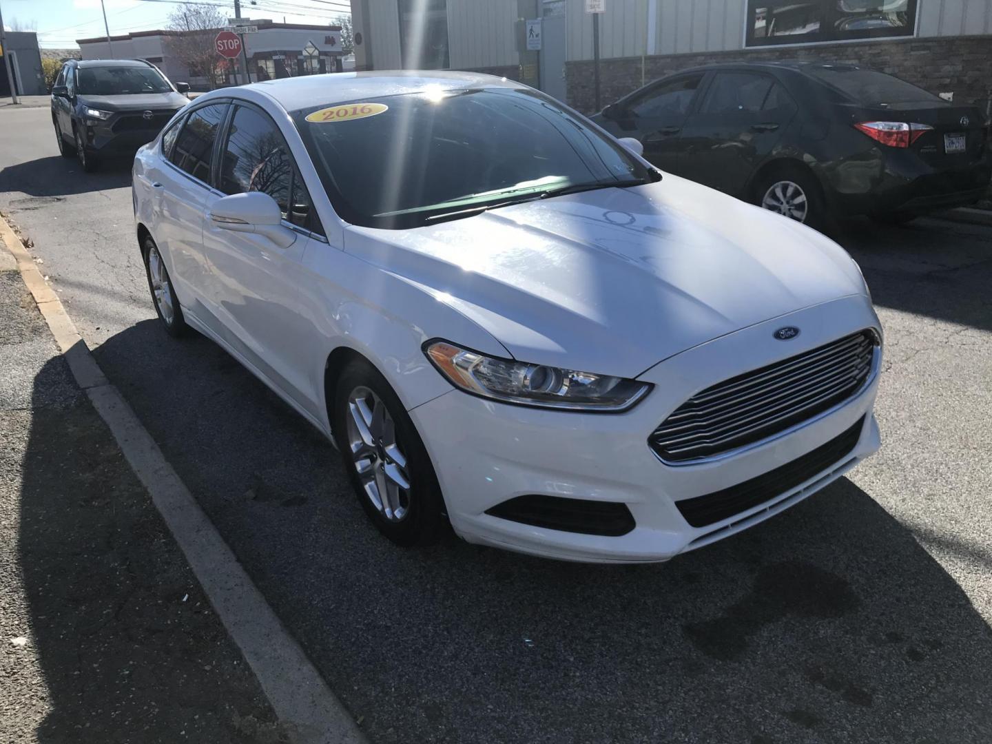 2016 White /Gray Ford Fusion SE (3FA6P0H79GR) with an 2.5L L4 DOHC 16V engine, 6-Speed Automatic transmission, located at 577 Chester Pike, Prospect Park, PA, 19076, (610) 237-1015, 39.886154, -75.302338 - Photo#3