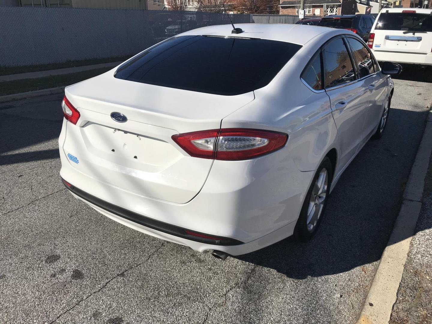 2016 White /Gray Ford Fusion SE (3FA6P0H79GR) with an 2.5L L4 DOHC 16V engine, 6-Speed Automatic transmission, located at 577 Chester Pike, Prospect Park, PA, 19076, (610) 237-1015, 39.886154, -75.302338 - Photo#4
