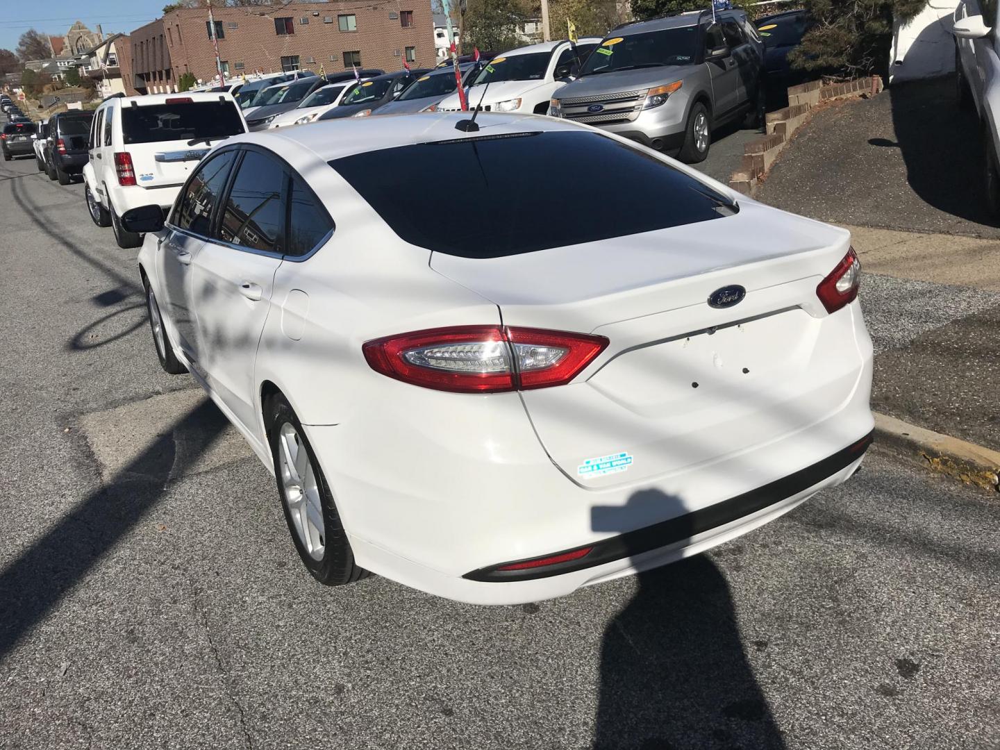 2016 White /Gray Ford Fusion SE (3FA6P0H79GR) with an 2.5L L4 DOHC 16V engine, 6-Speed Automatic transmission, located at 577 Chester Pike, Prospect Park, PA, 19076, (610) 237-1015, 39.886154, -75.302338 - Photo#5