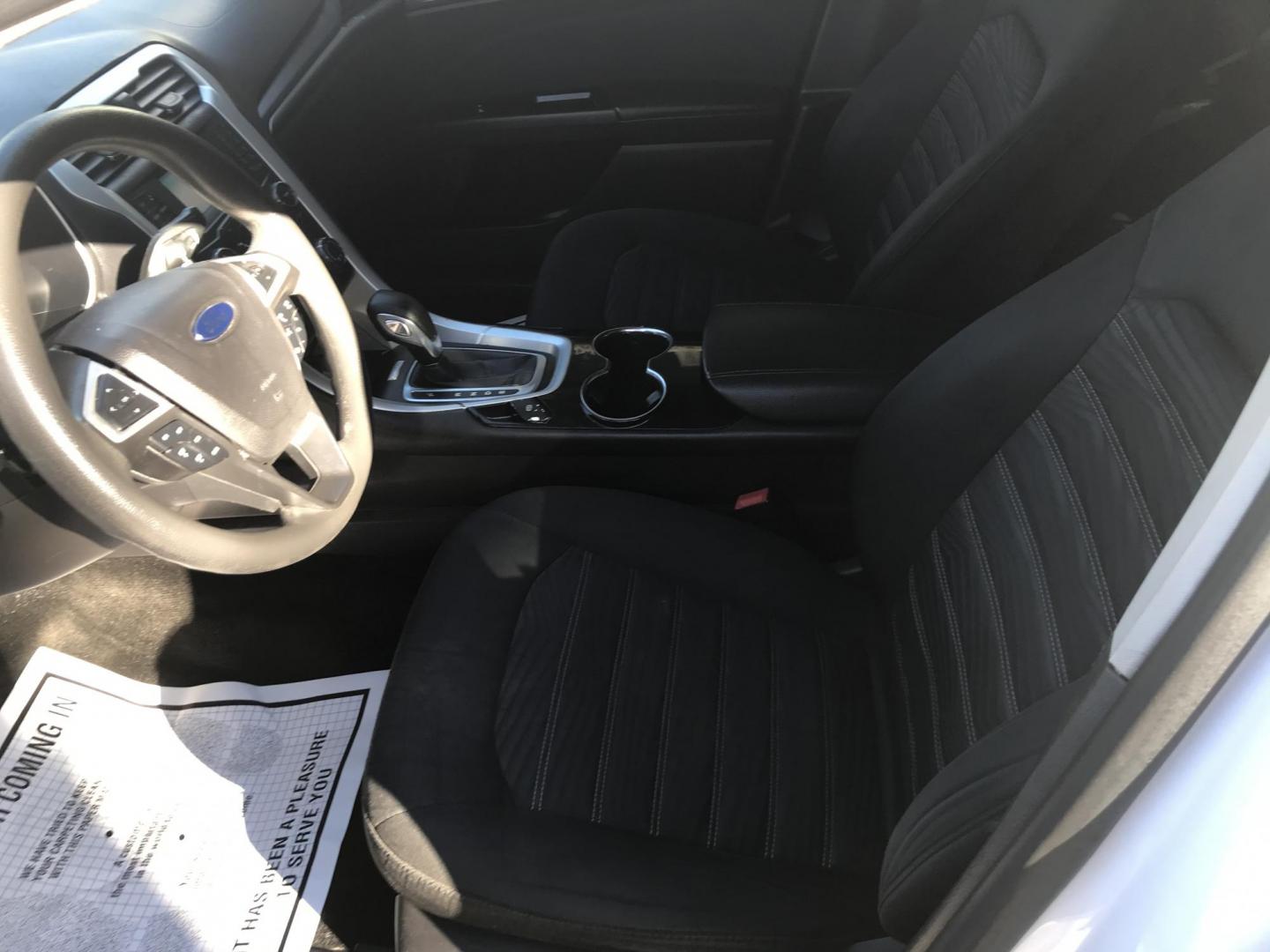 2016 White /Gray Ford Fusion SE (3FA6P0H79GR) with an 2.5L L4 DOHC 16V engine, 6-Speed Automatic transmission, located at 577 Chester Pike, Prospect Park, PA, 19076, (610) 237-1015, 39.886154, -75.302338 - Photo#9