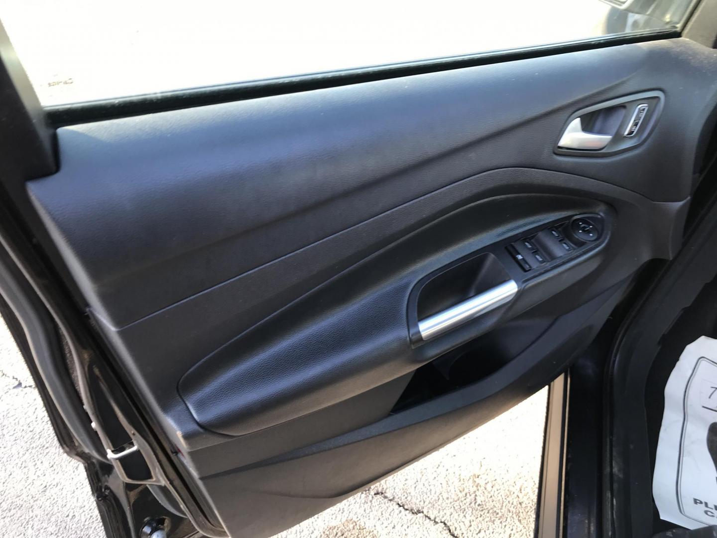 2013 Black /Gray Ford Escape SE (1FMCU0G99DU) with an 2.0L L4 DOHC 16V engine, 6-Speed Automatic transmission, located at 577 Chester Pike, Prospect Park, PA, 19076, (610) 237-1015, 39.886154, -75.302338 - 2013 Ford Escape SE: Only 98k miles, sunroof, great on gas, new PA inspection, runs excellent, SUPER CLEAN! This vehicle comes inspected and has been given a bumper to bumper safety check. It is very clean, reliable, and well maintained. We offer a unique pay plan that is known for being the easi - Photo#9